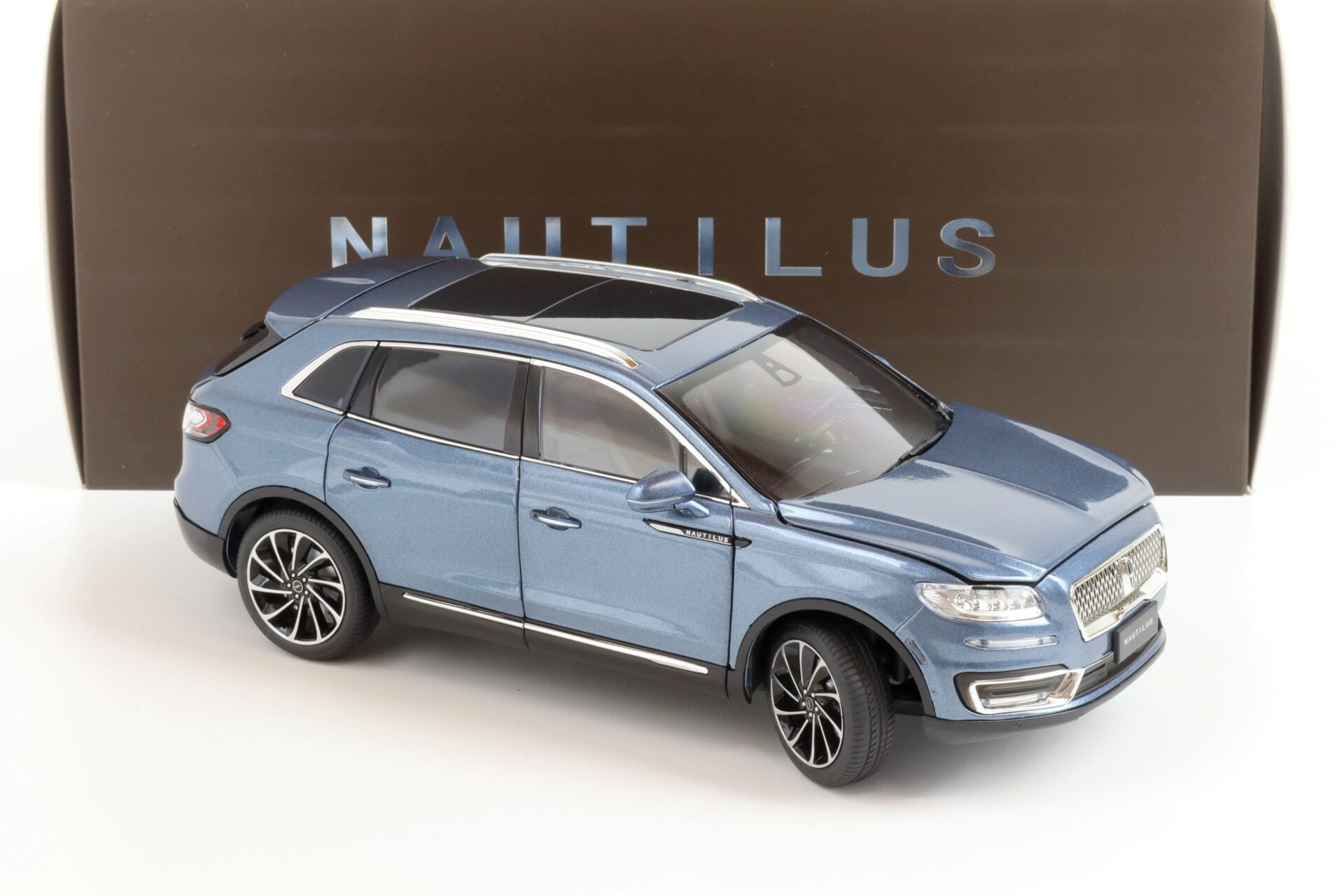 1:18 Original Lincoln Nautilus Luxury SUV 2018 blue metallic DEALER VERSION
