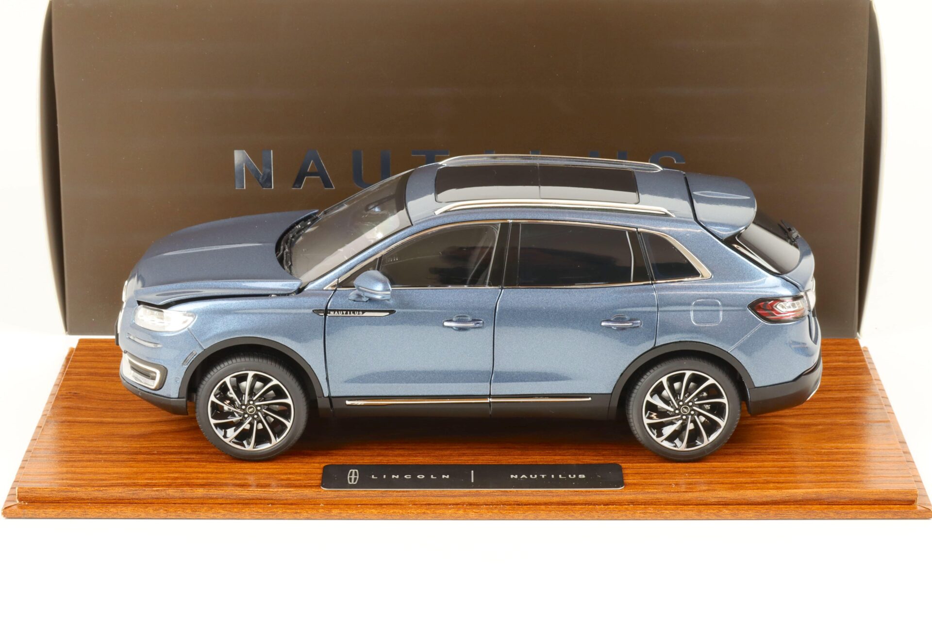 1:18 Original Lincoln Nautilus Luxury SUV 2018 blue metallic DEALER VERSION