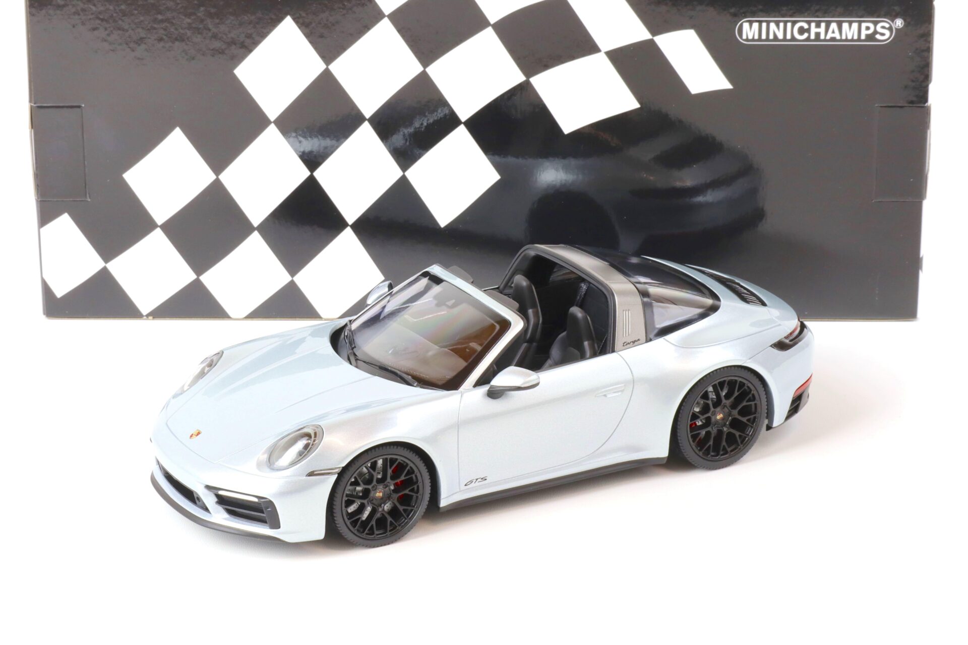 1:18 Minichamps Porsche 911 (992) Targa 4 GTS 2021 silver metallic/ black wheel