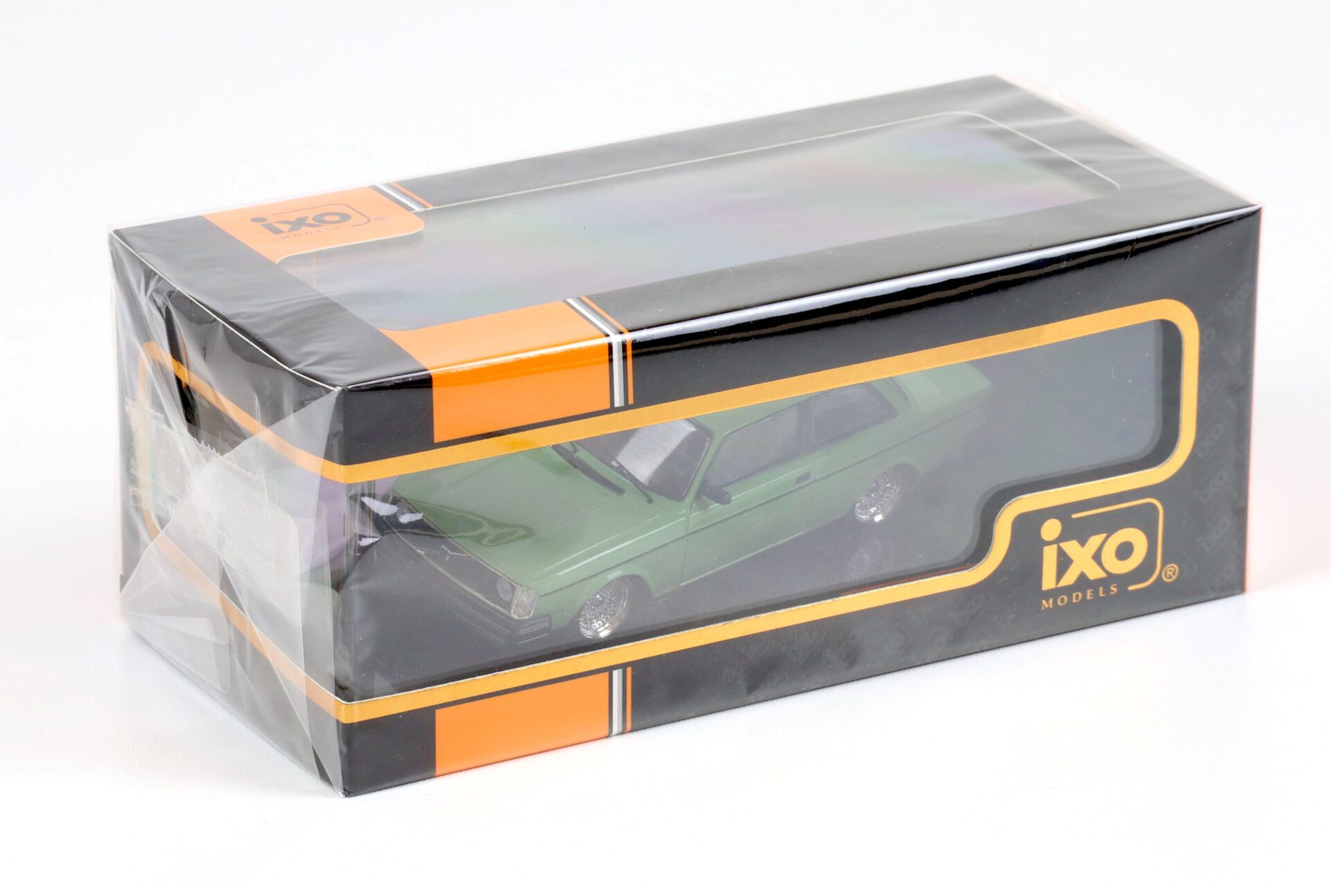 1:43 IXO Volvo 242 Custom green 1980