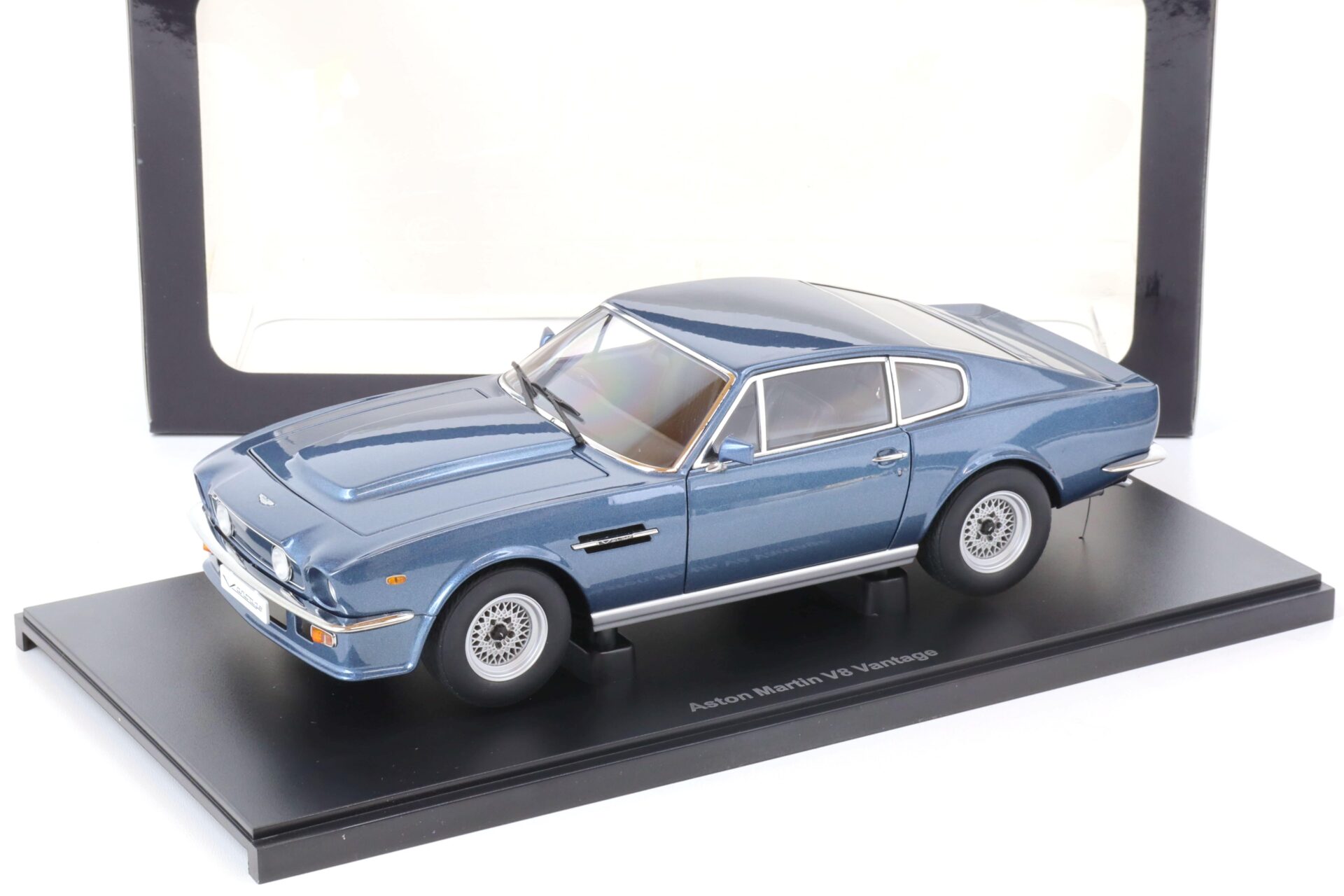 ID 67916 orig.jpg 1:18 AUTOart Aston Martin V8 Vantage 1985 Chichester blue metallic 70223