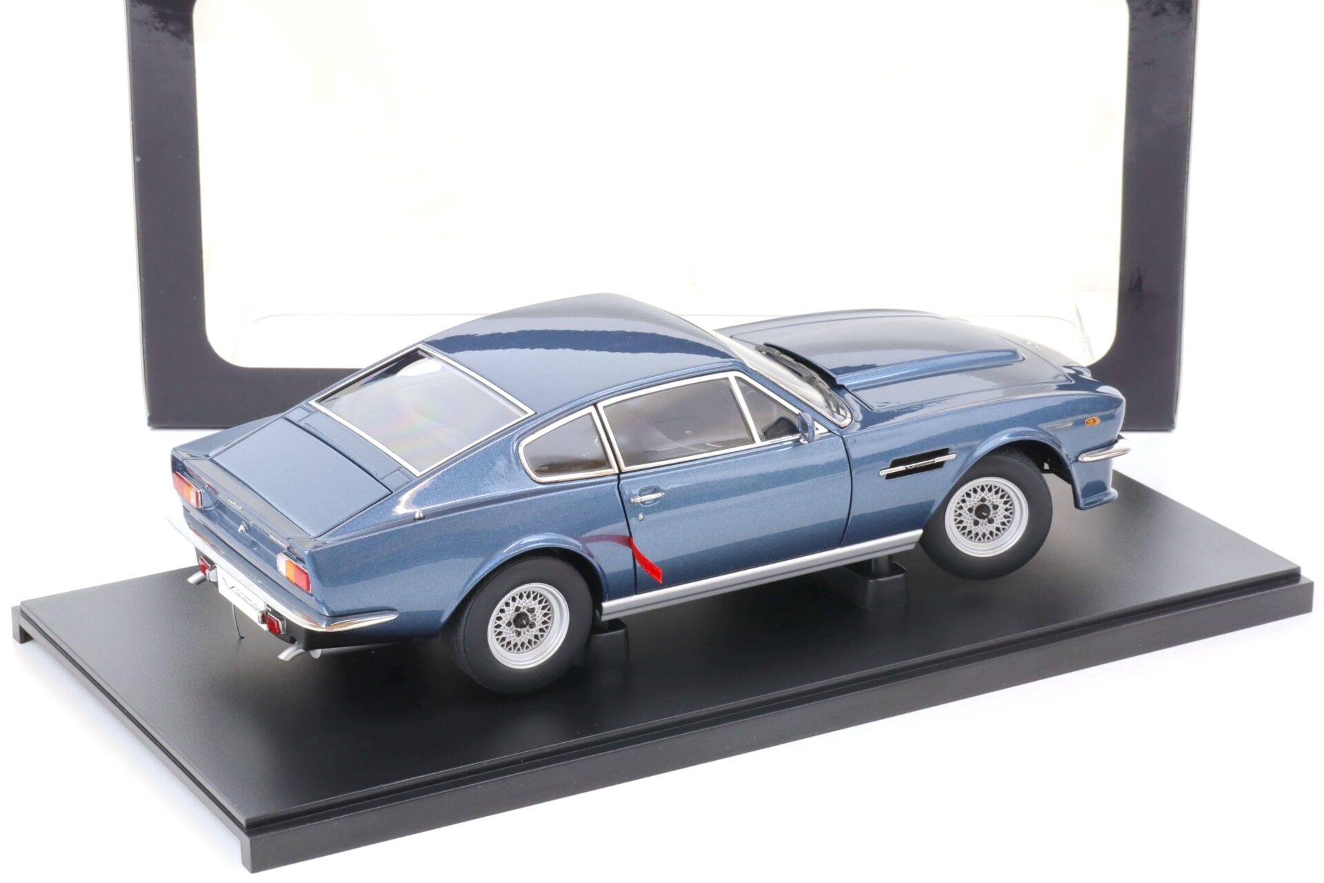 1:18 AUTOart Aston Martin V8 Vantage 1985 Chichester blue metallic 70223