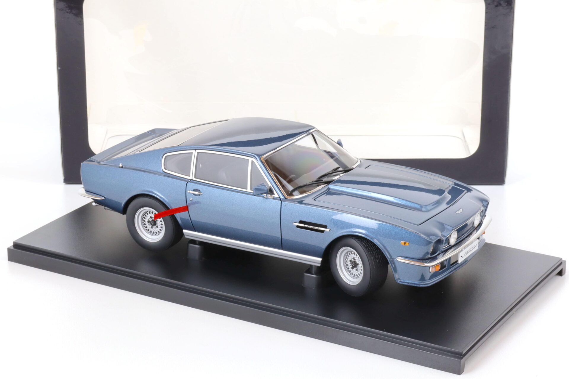 1:18 AUTOart Aston Martin V8 Vantage 1985 Chichester blue metallic 70223
