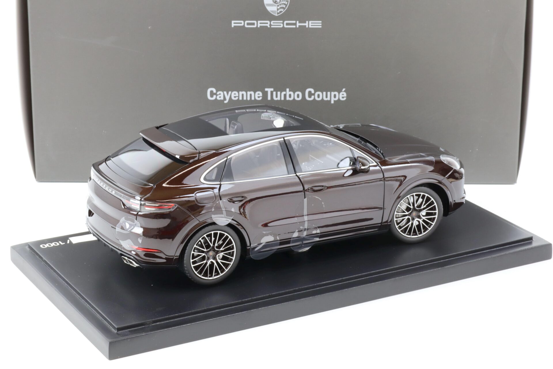 1:18 Norev Porsche Cayenne Turbo Coupe Mahagoni with display DEALER VERSION