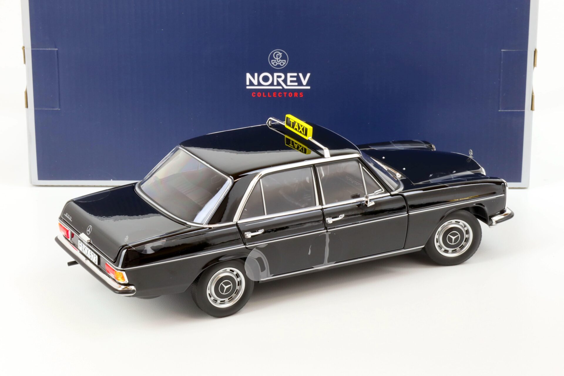 1:18 Norev Mercedes 200 Strich-Acht /8 Limousine W115 TAXI black 1968