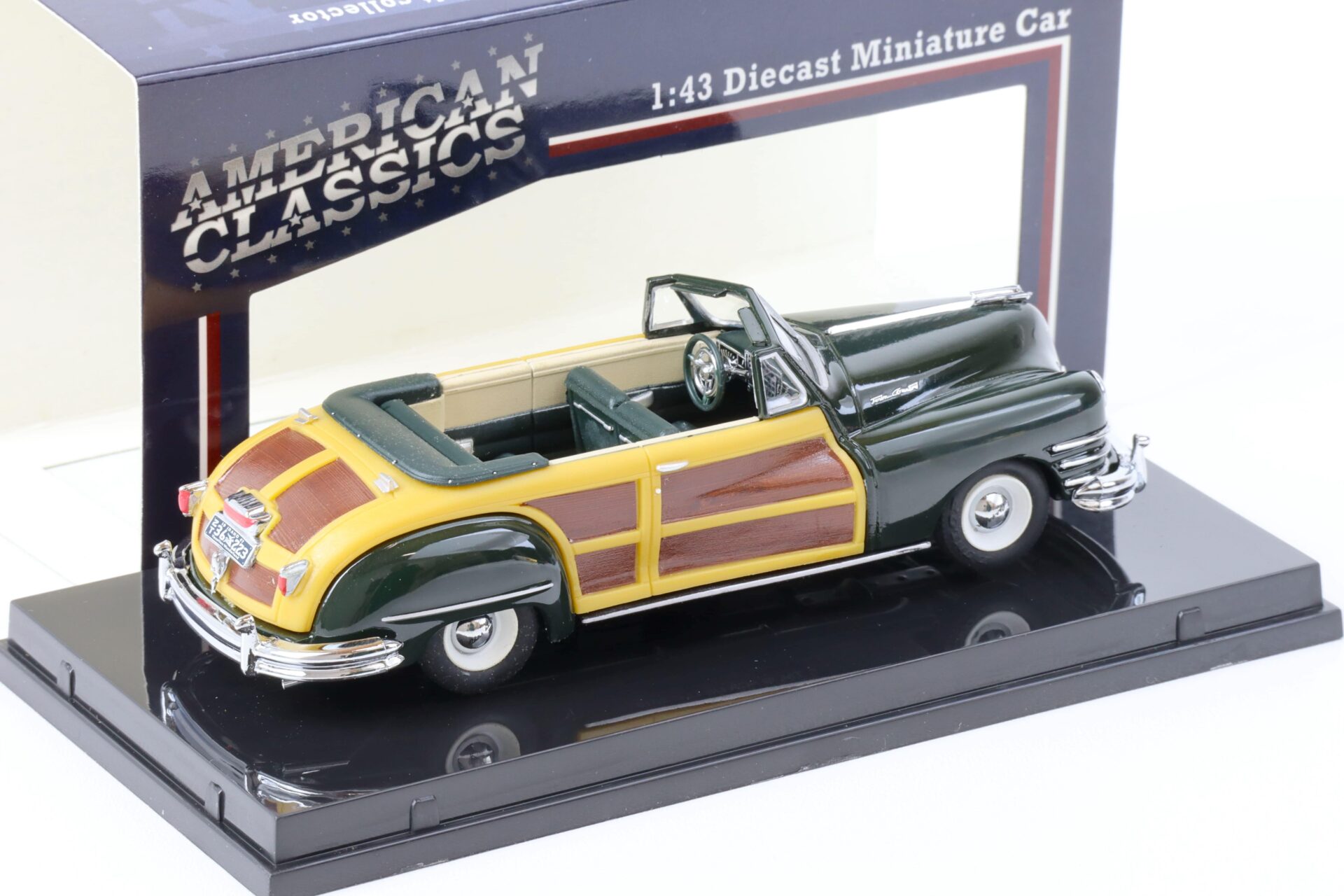 1:43 Vitesse 1947 Chrysler Town and Country Convertible Meadow green