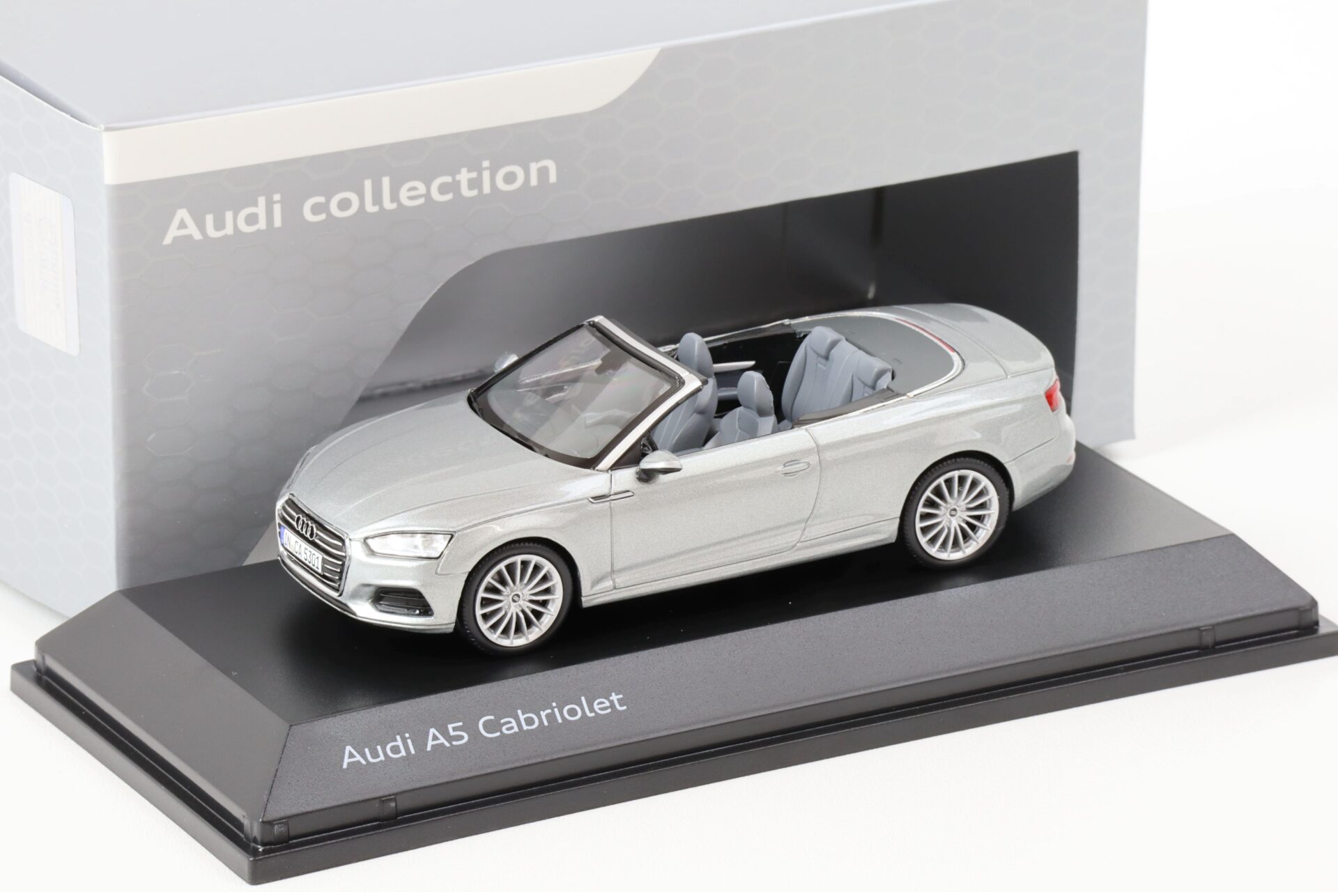 1:43 Spark Audi A5 Cabriolet Florett silver metallic 2017 DEALER VERSION