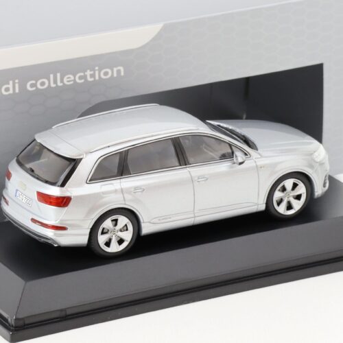 1:43 Spark Audi Q7 SUV Florett silver metallic 2015 DEALER VERSION