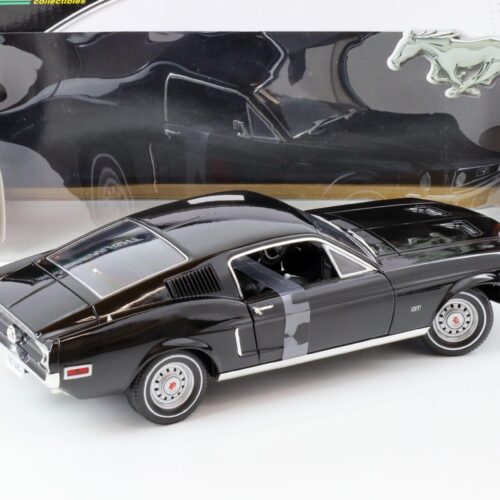 Revell Maquette de voiture 1 : 24–1965 Ford Mustang 2 + 2 Fastback Reproduction à l'échelle 1 : 24, niveau 4, copie fidèle de l'origine, avec beaucoup de détails, 07065, Noir