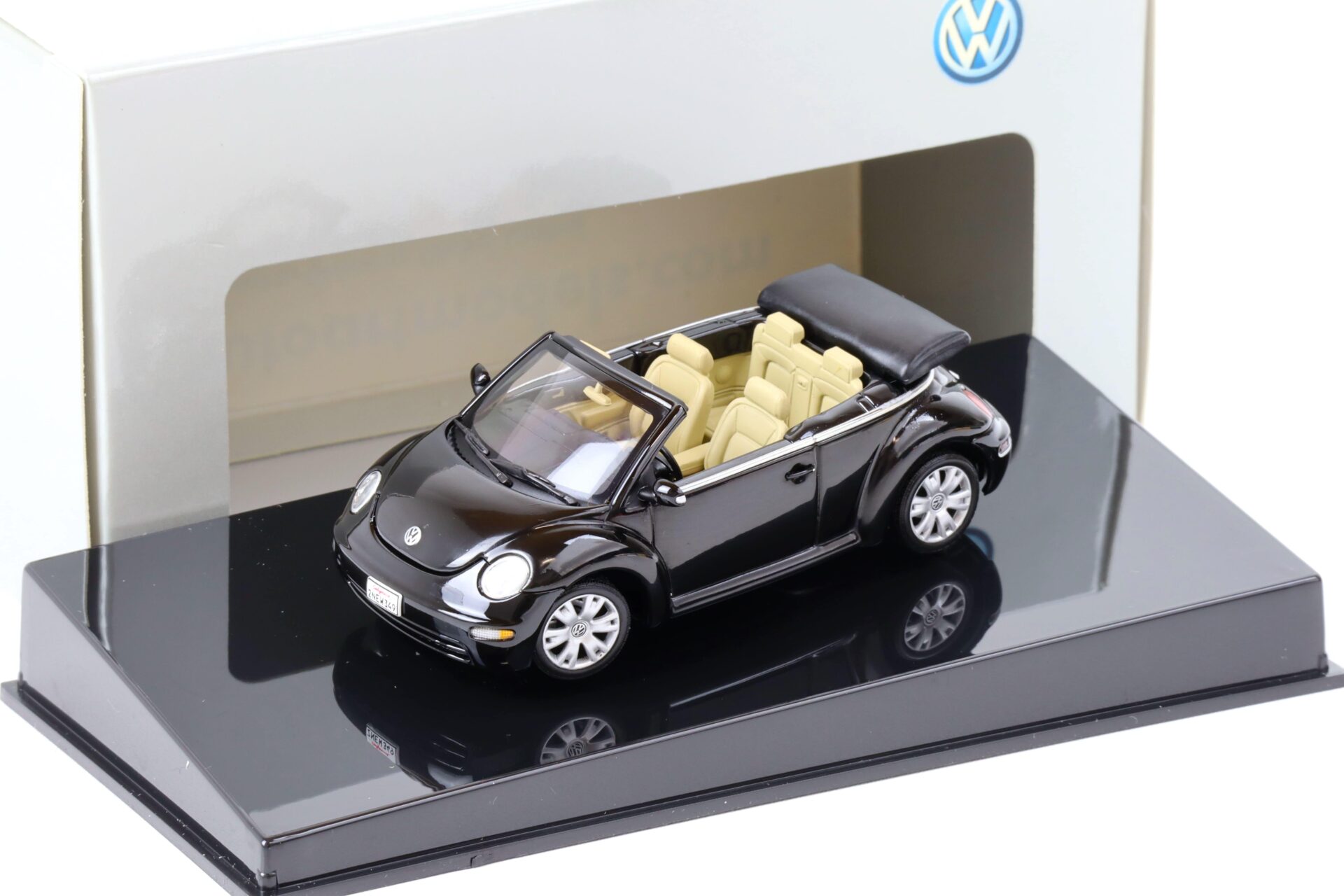 ID 69322 orig.jpg 1:43 AUTOart VW NEW Beetle Cabriolet Piano black 59755