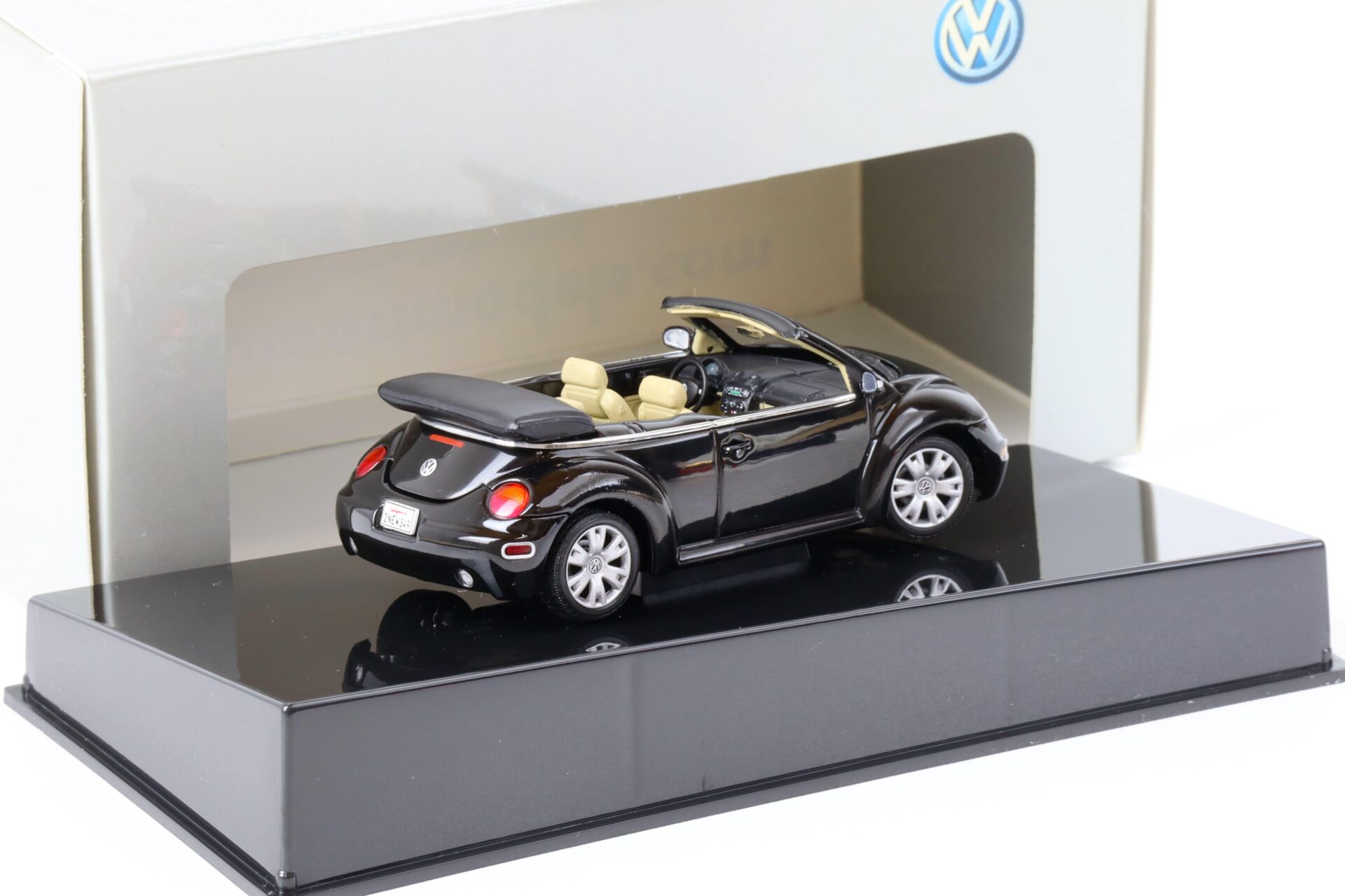 1:43 AUTOart VW NEW Beetle Cabriolet Piano black 59755