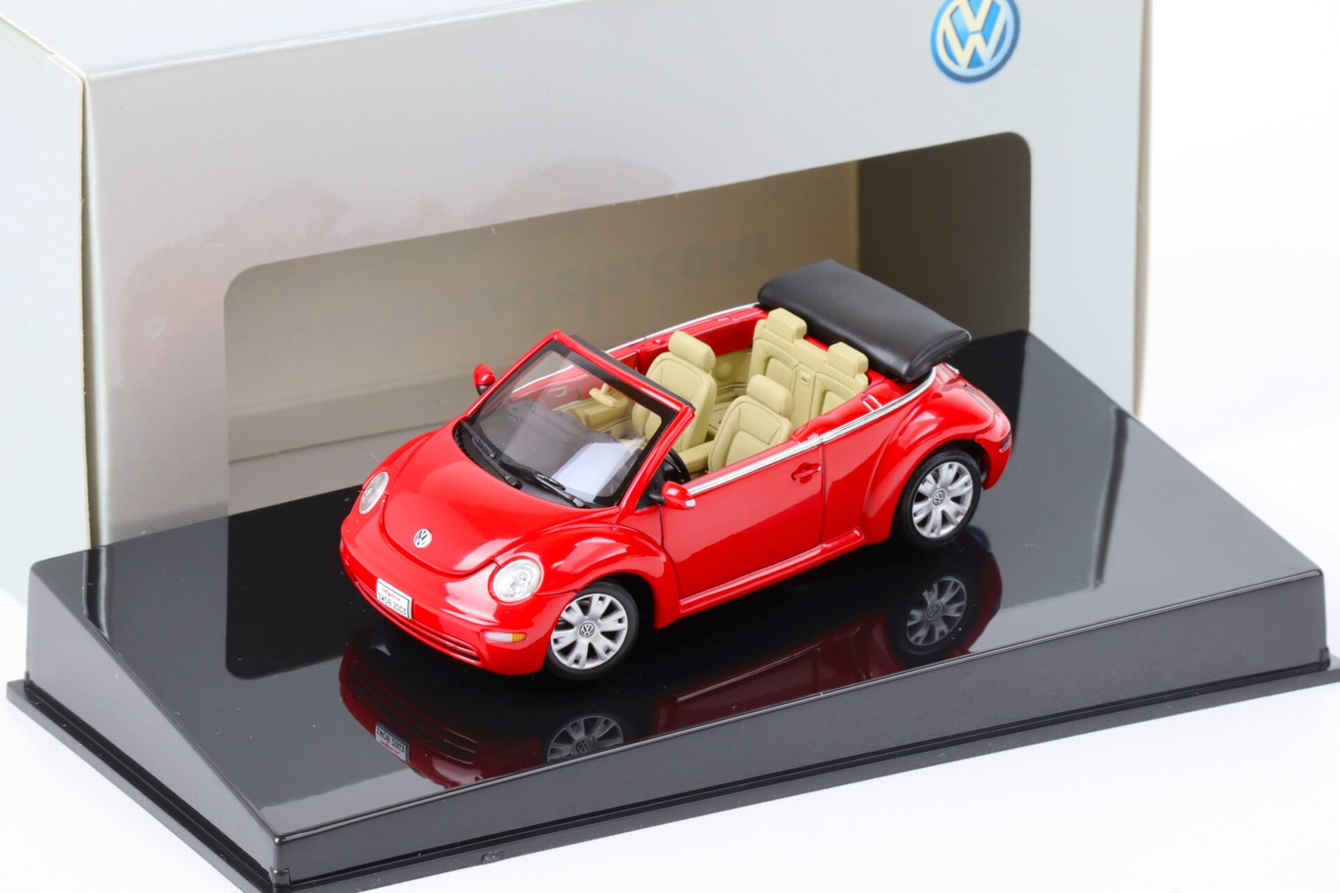 1:43 AUTOart VW NEW Beetle Cabriolet uni red/ beige 59757