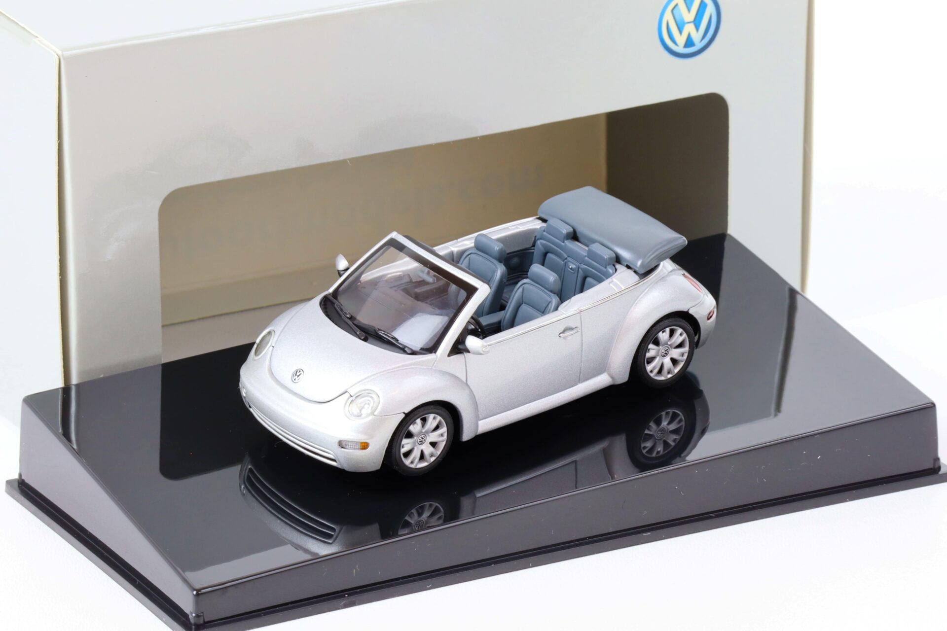 1:43 AUTOart VW Beetle Cabriolet reflex silver metallic 59758