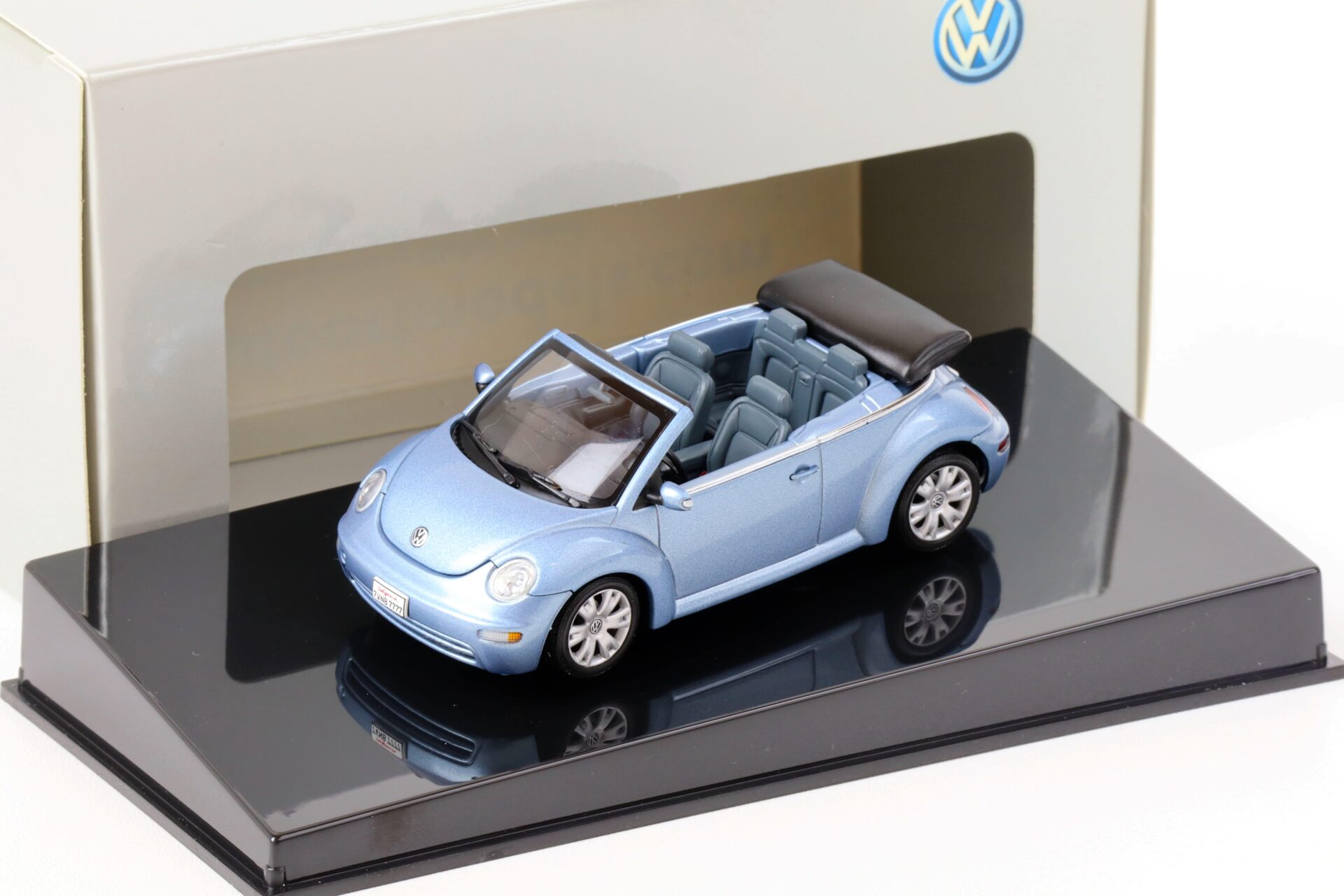 1:43 AUTOart VW Beetle Cabriolet Speed blue metallic 59756