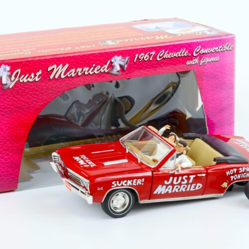 (A6A447) 1:18 ERTL 1967 Chevrolet Chevelle Convertible Just Married with figures
