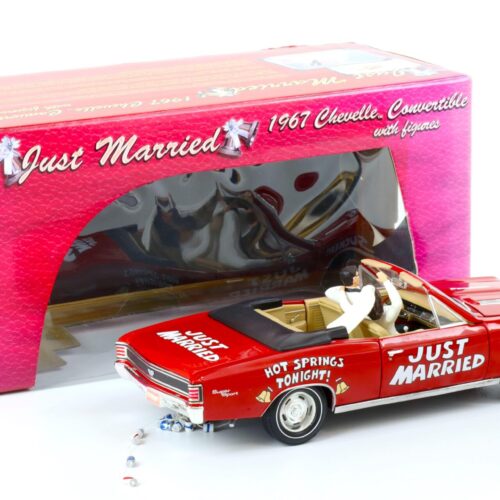 (A6A447) 1:18 ERTL 1967 Chevrolet Chevelle Convertible Just Married with figures