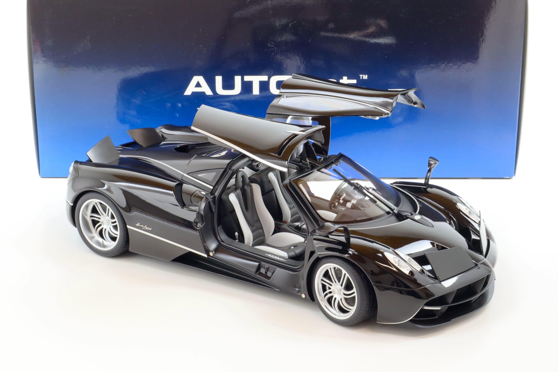 1:12 AUTOart Pagani Huayra gloss black & silver stripes 12233