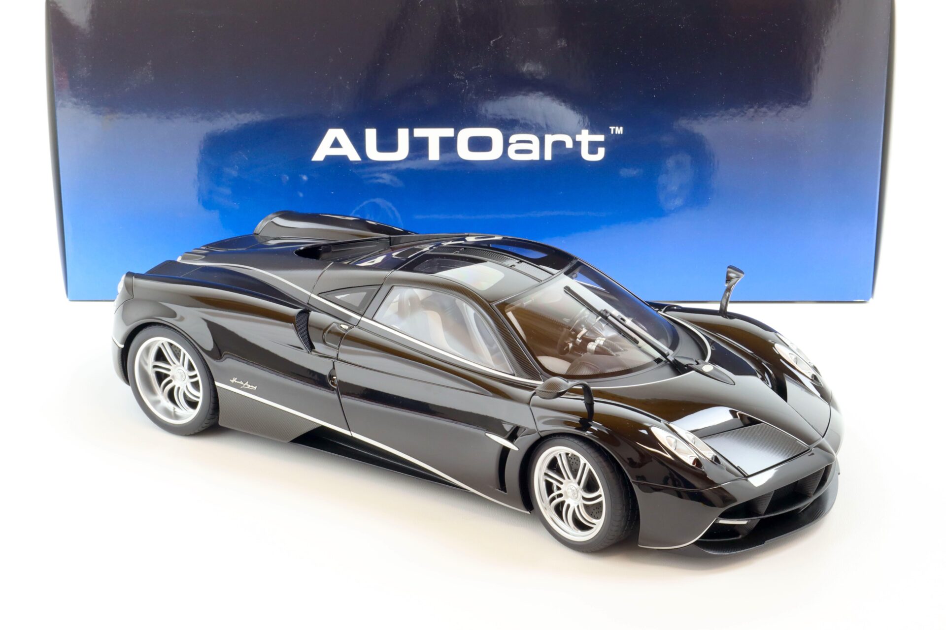 1:12 AUTOart Pagani Huayra gloss black & silver stripes 12233