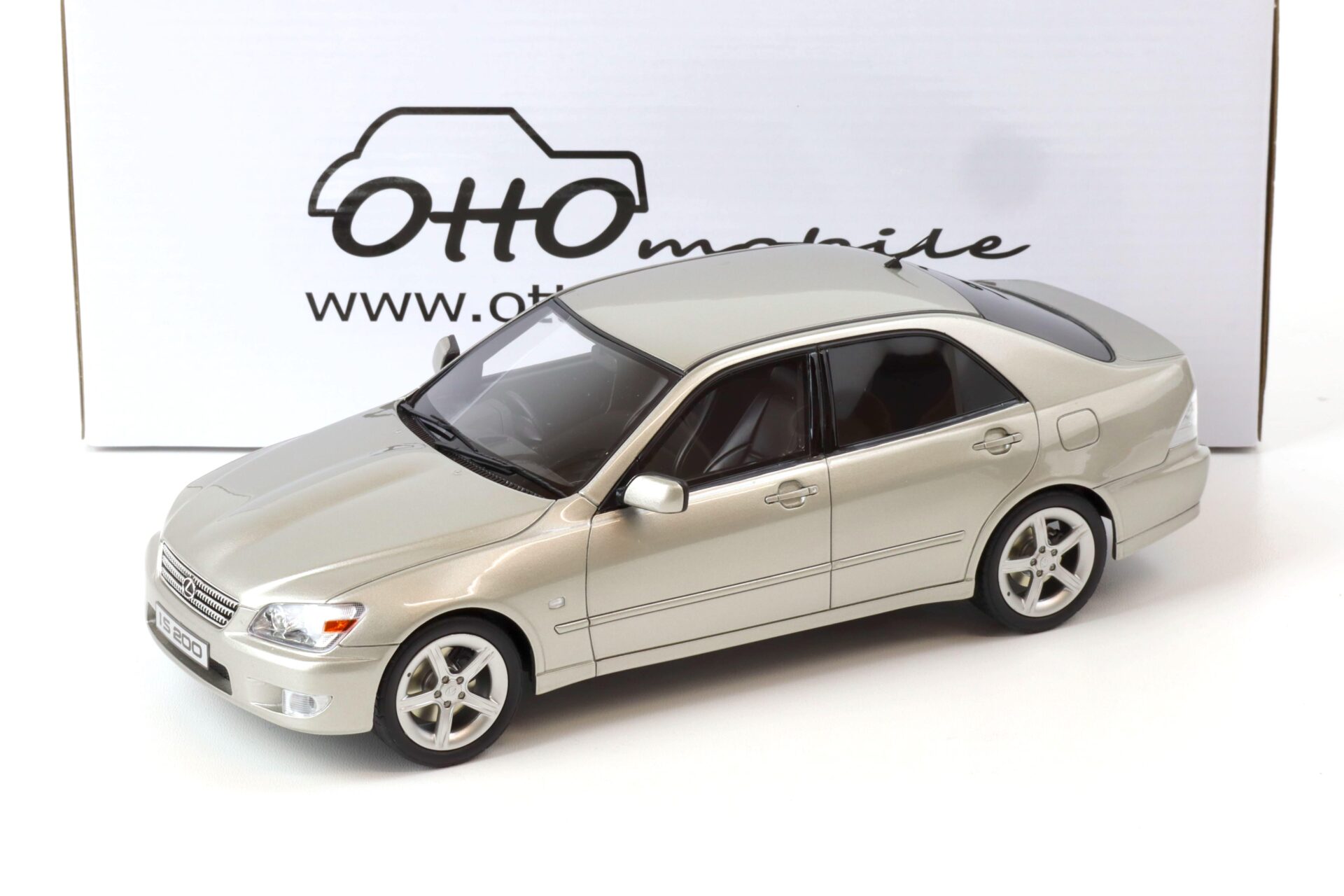 1:18 OTTO mobile OT991 Lexus IS200 Limousine 1998 silver