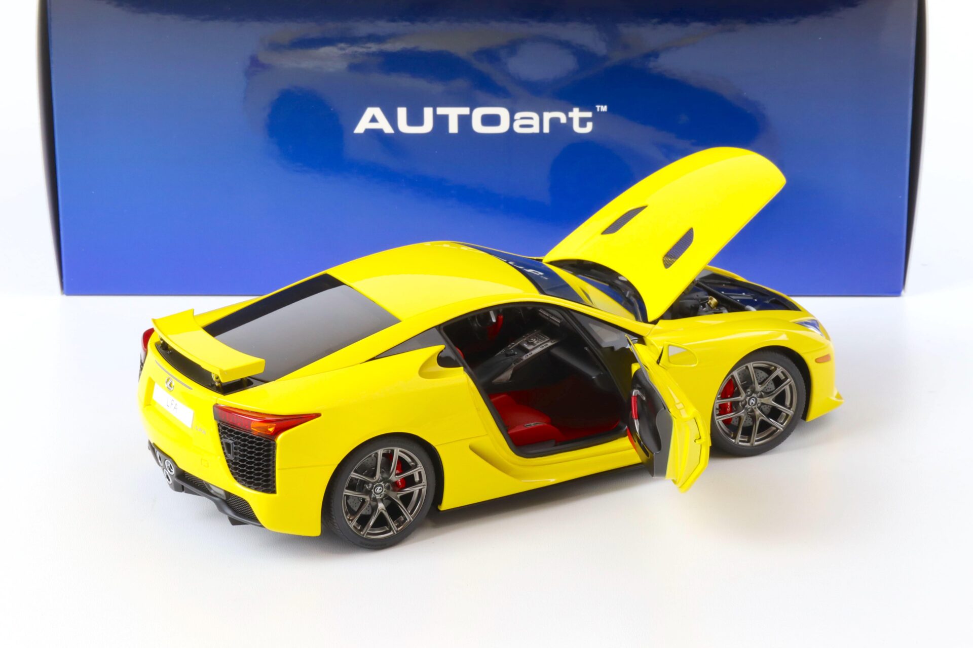 1:18 AUTOart Lexus LFA 2010 pearl yellow 78854