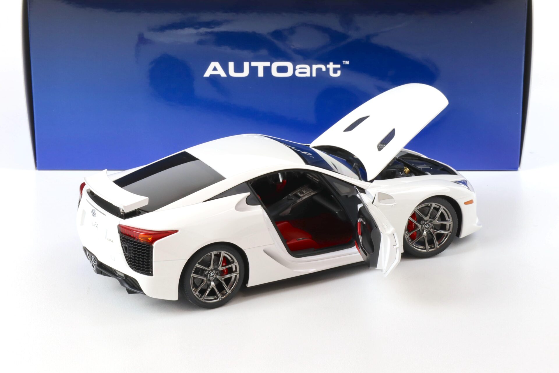 1:18 AUTOart Lexus LFA 2010 whitest white 78850