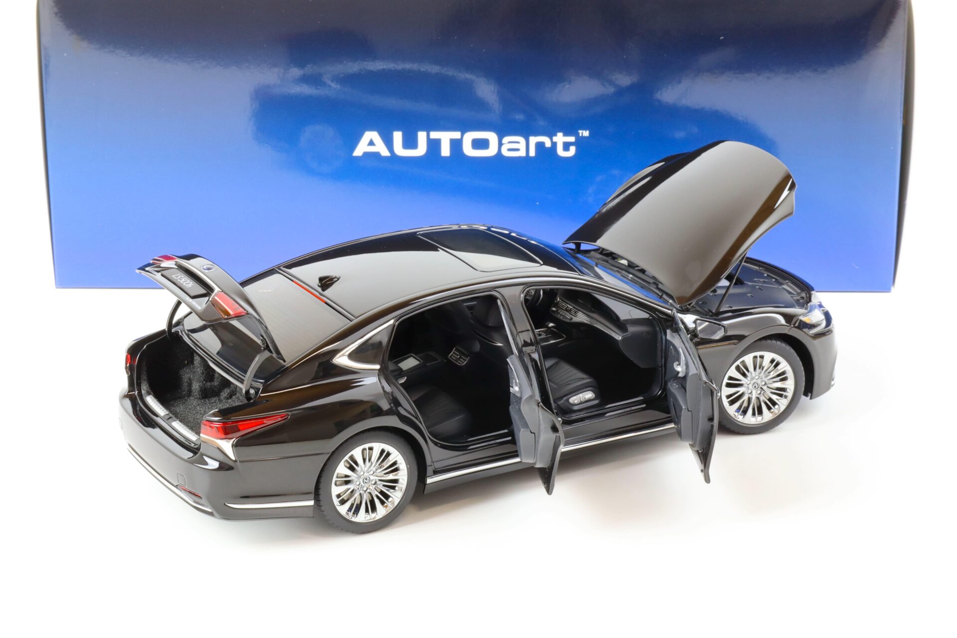 1:18 AUTOart Lexus LS 500h Limousine 2018 black/ black interior 78868