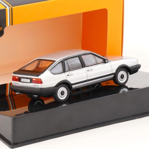 1:43 IXO VW Passat B2 silver metallic 1985