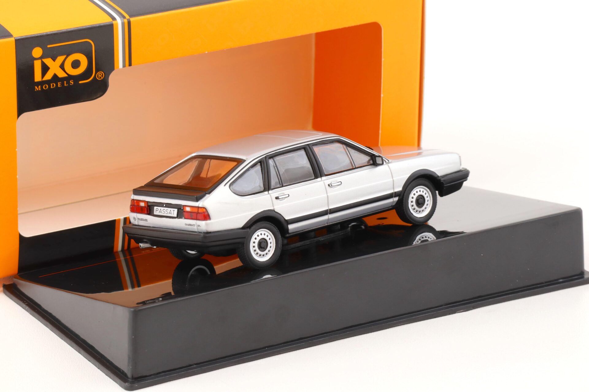1:43 IXO VW Passat B2 silver metallic 1985