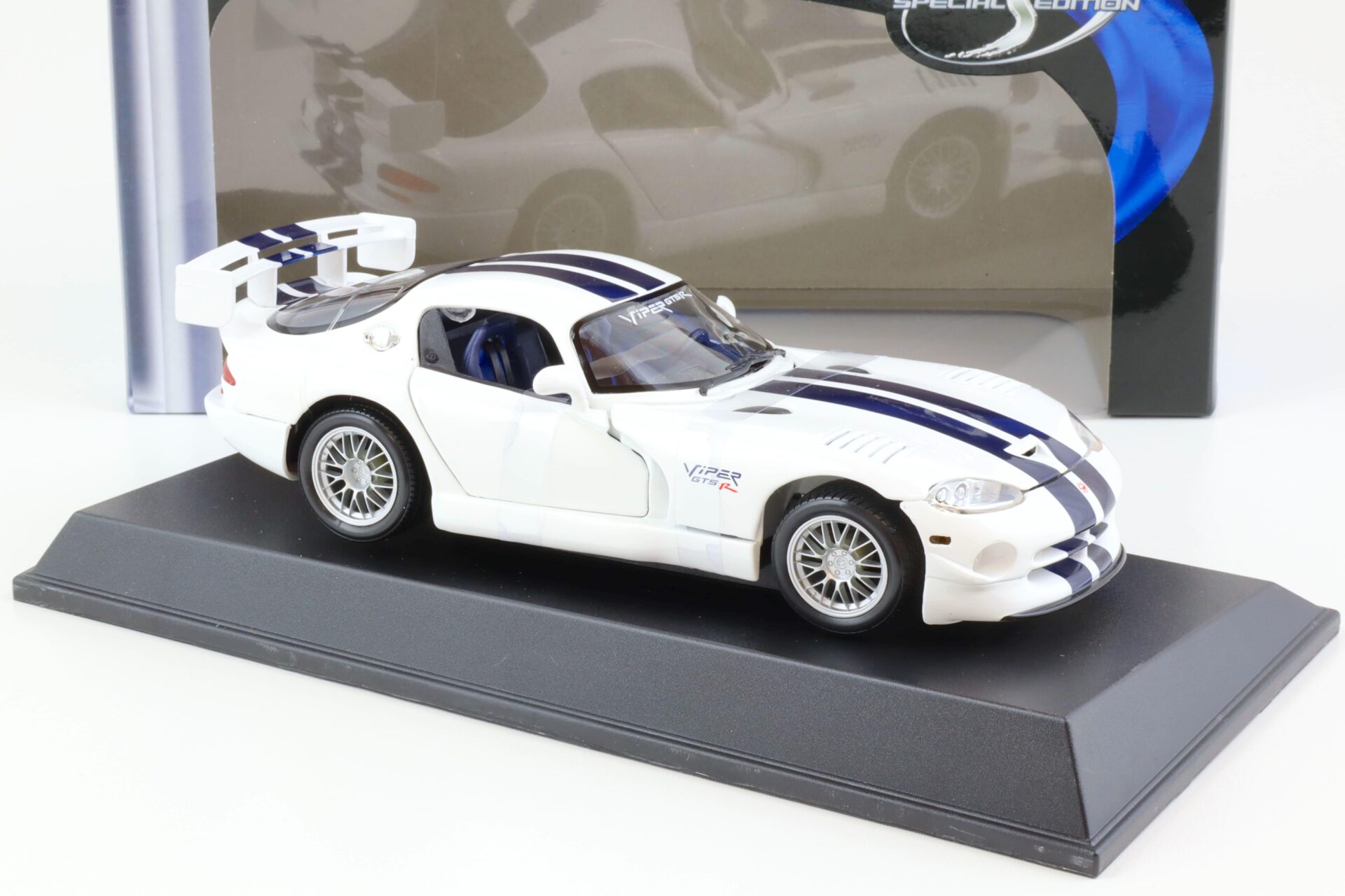 1:18 Maisto Dodge Viper GT2 Coupe white/ dark blue stripes