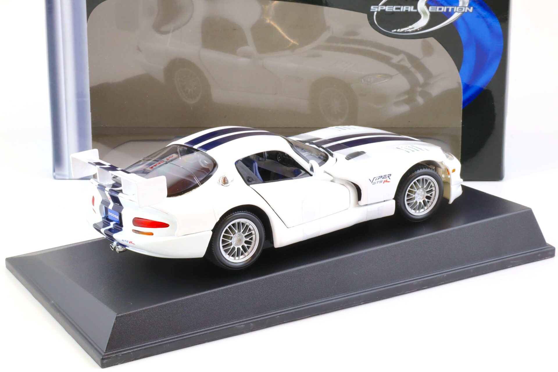 1:18 Maisto Dodge Viper GT2 Coupe white/ dark blue stripes