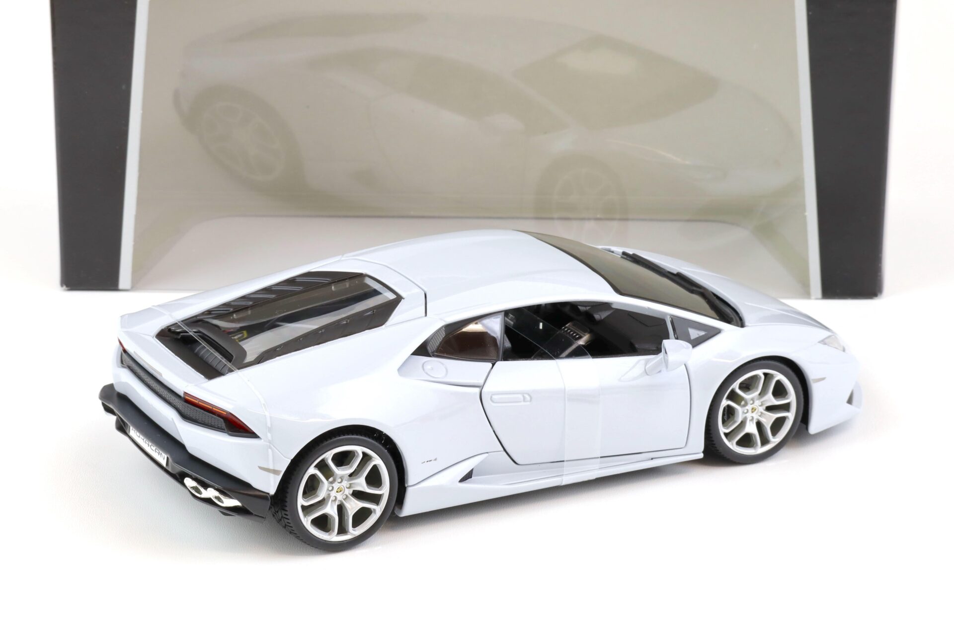 1:18 Bburago Lamborghini Huracan LP 610-4 white metallic