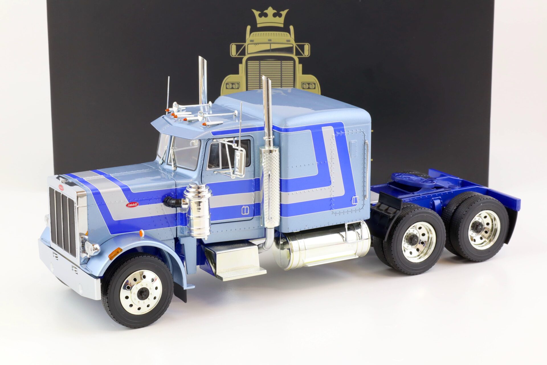 ID 70600 orig.jpg 1:18 Road Kings LKW Peterbilt 359 SZM 1967 light blue metallic/ blue/ silver