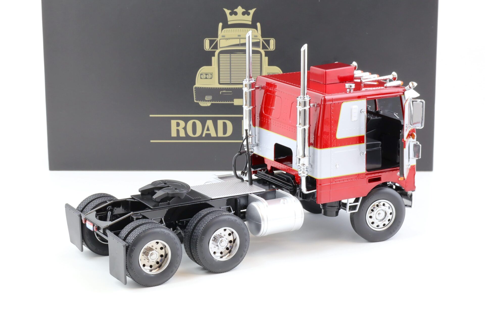 1:18 Road Kings LKW Peterbilt 352 Pacemaker 1977-1979 red/ silver