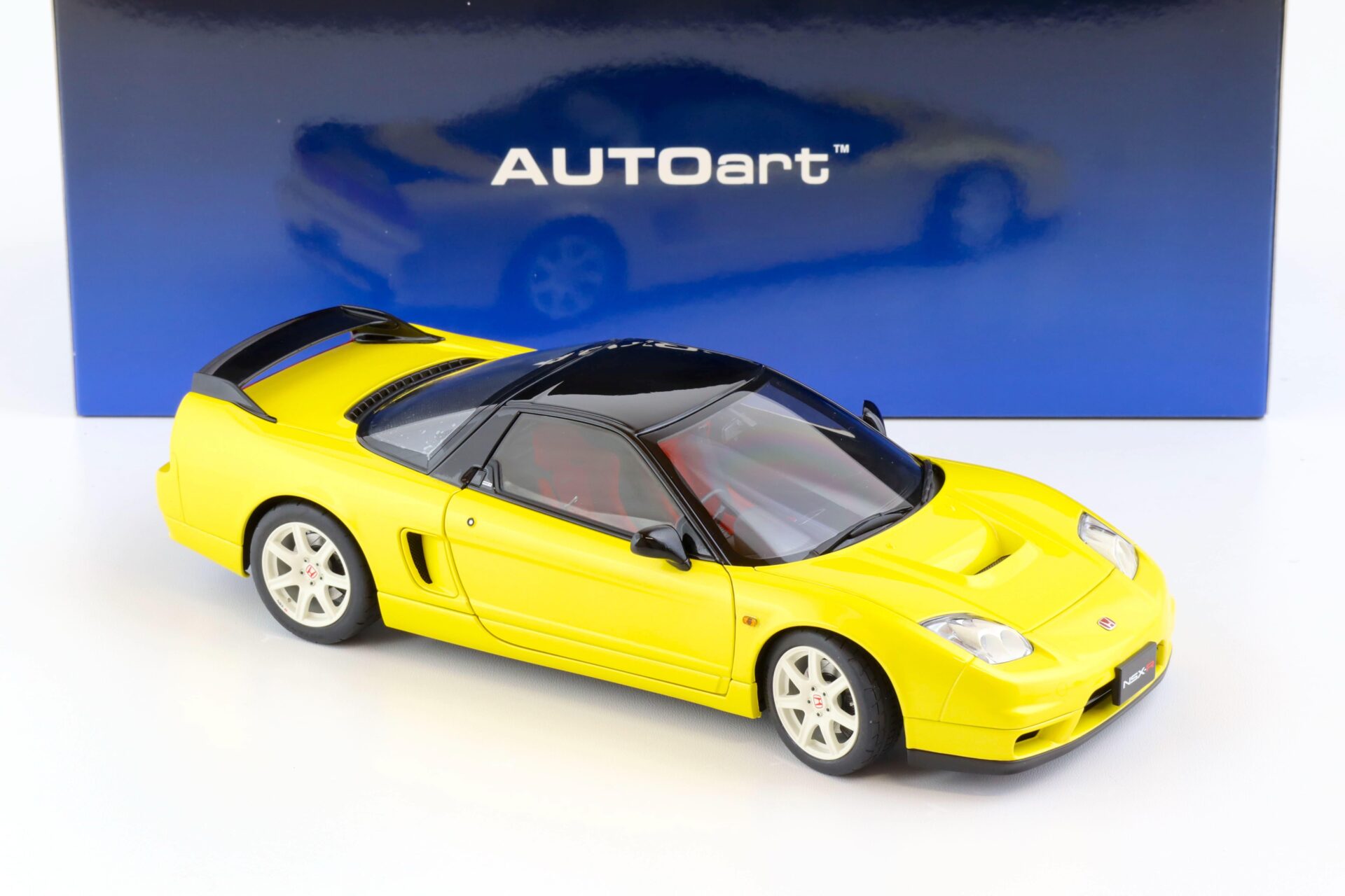 1:18 AUTOart Honda NSX-R (NA2) 2019 Indy yellow pearl 73214