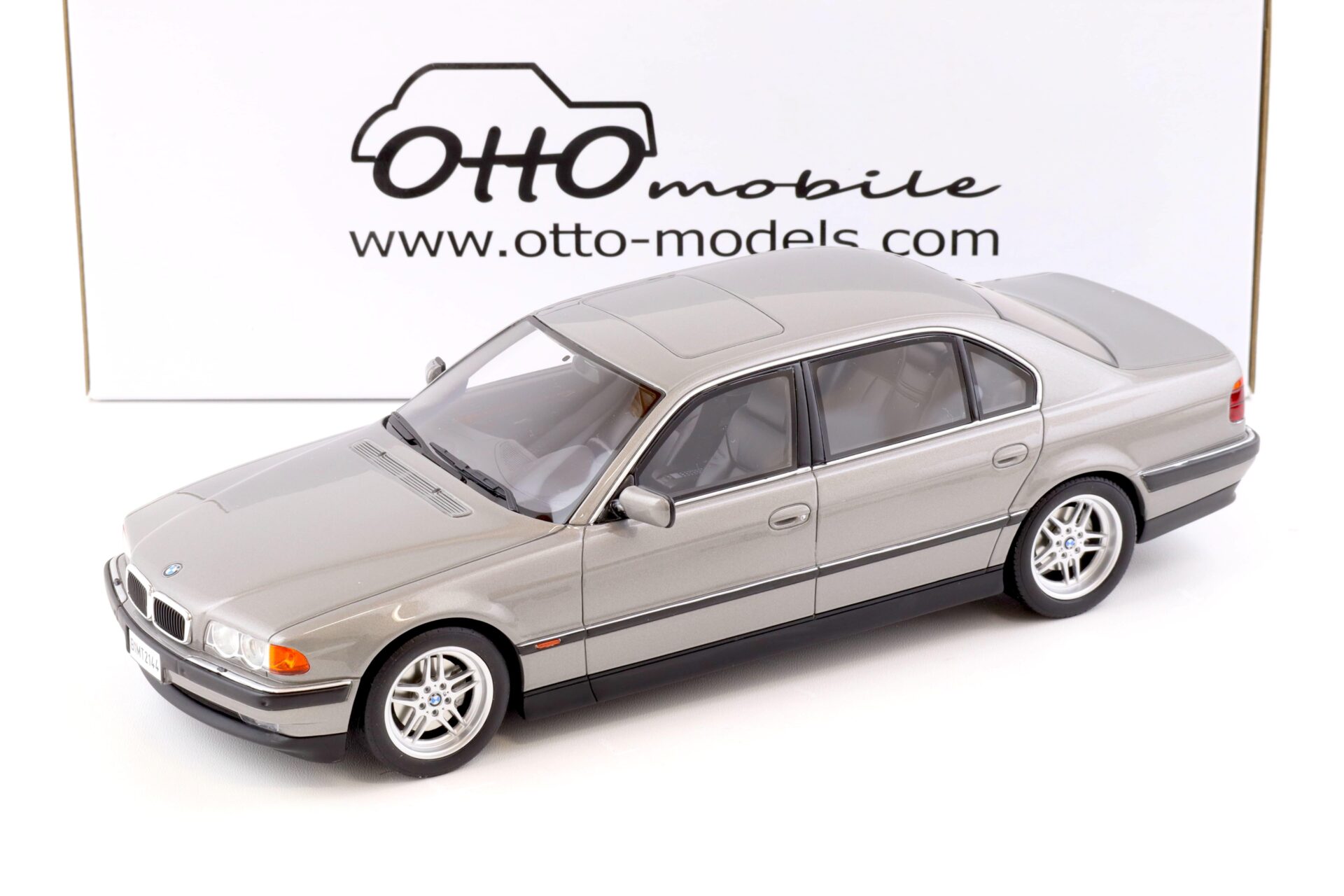 ID 71160 orig.jpg 1:18 OTTO mobile OT952 BMW 750IL (E38) Limousine silver-grey 1995