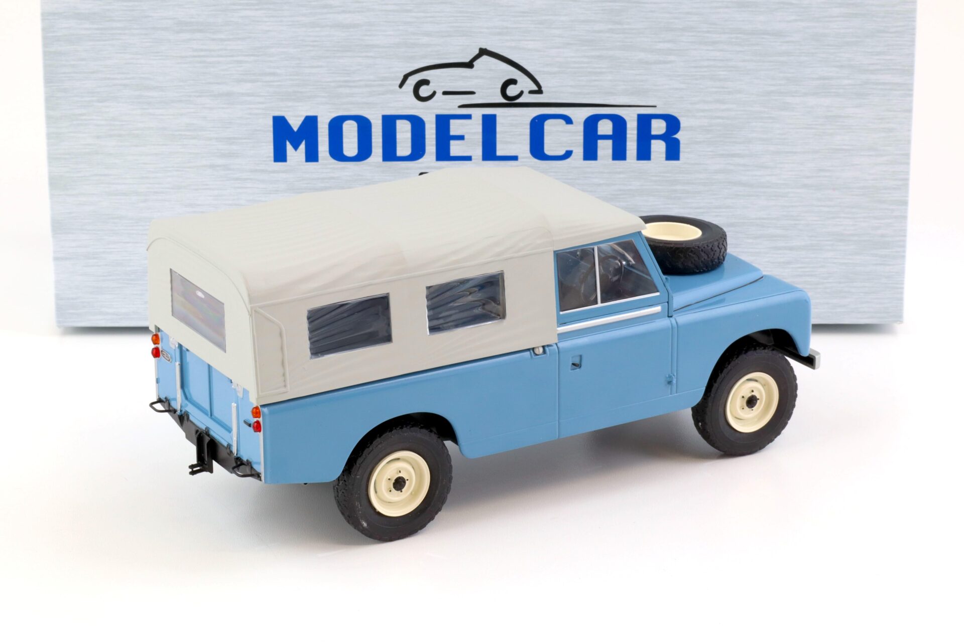 1:18 MCG Land Rover Series II 109 Pickup light blue/ grey