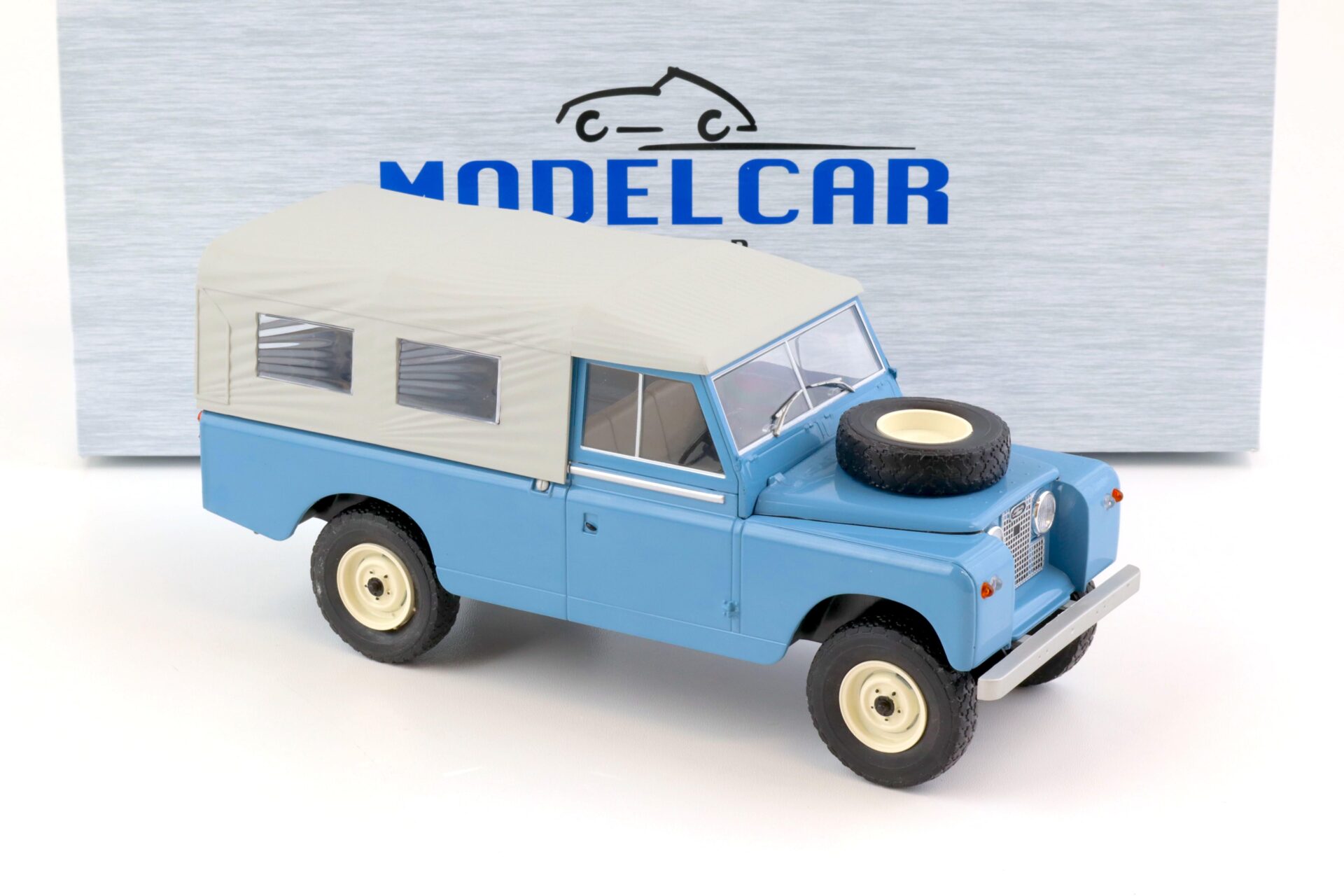 1:18 MCG Land Rover Series II 109 Pickup light blue/ grey