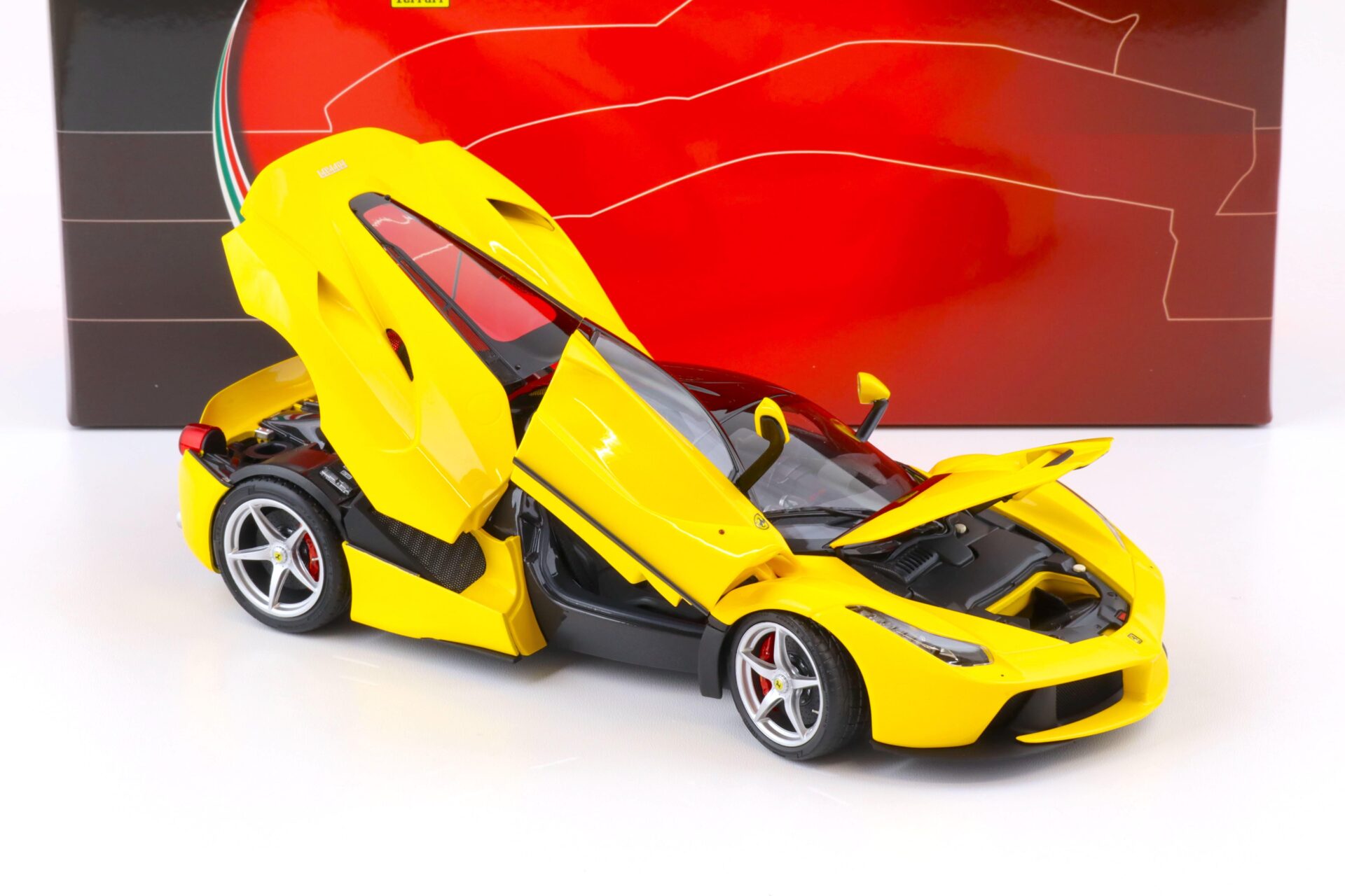 1:18 BBR Ferrari LaFerrari yellow/ black FULL OPENING