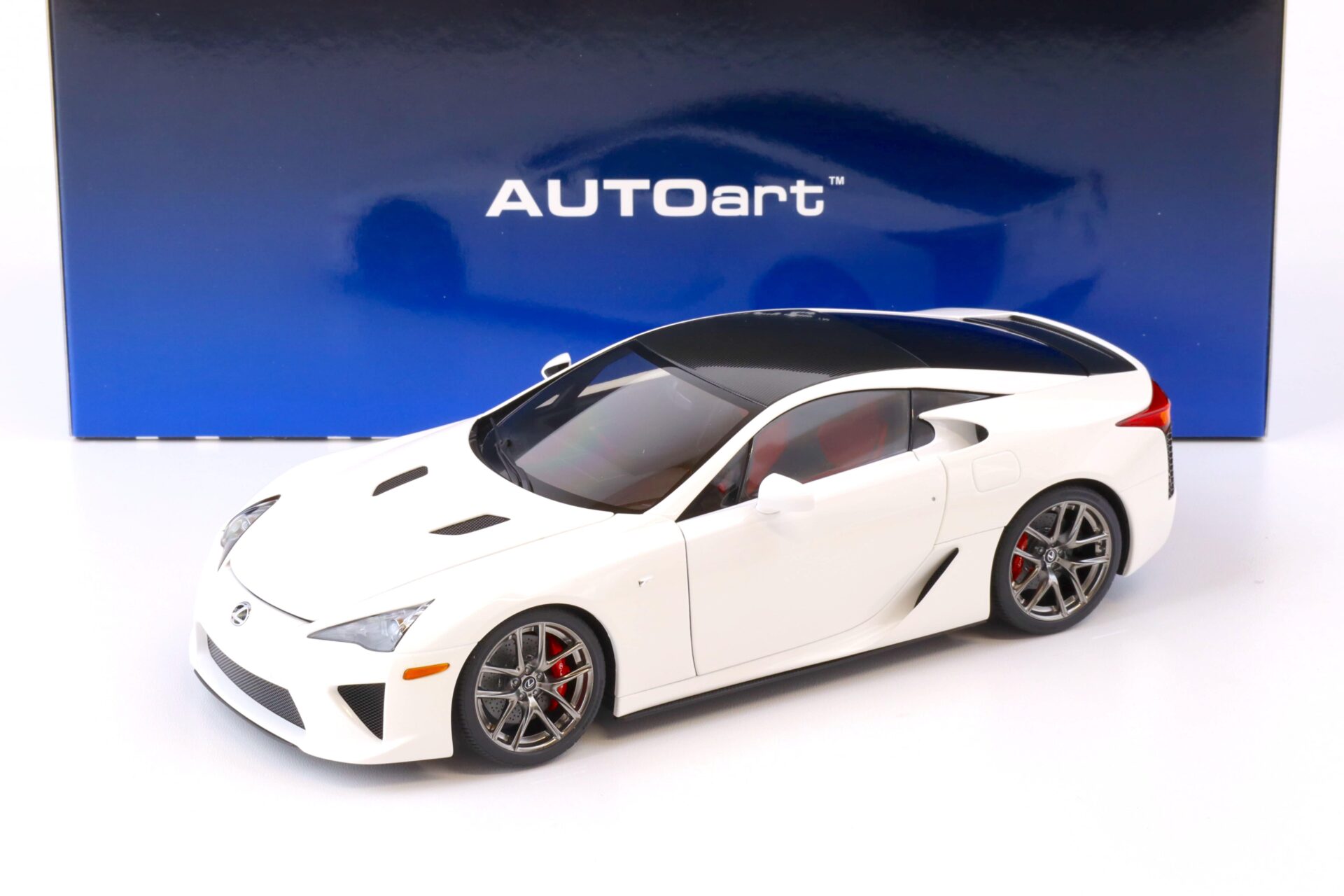 1:18 AUTOart Lexus LFA 2010 whitest white/ Carbon black roof 78851