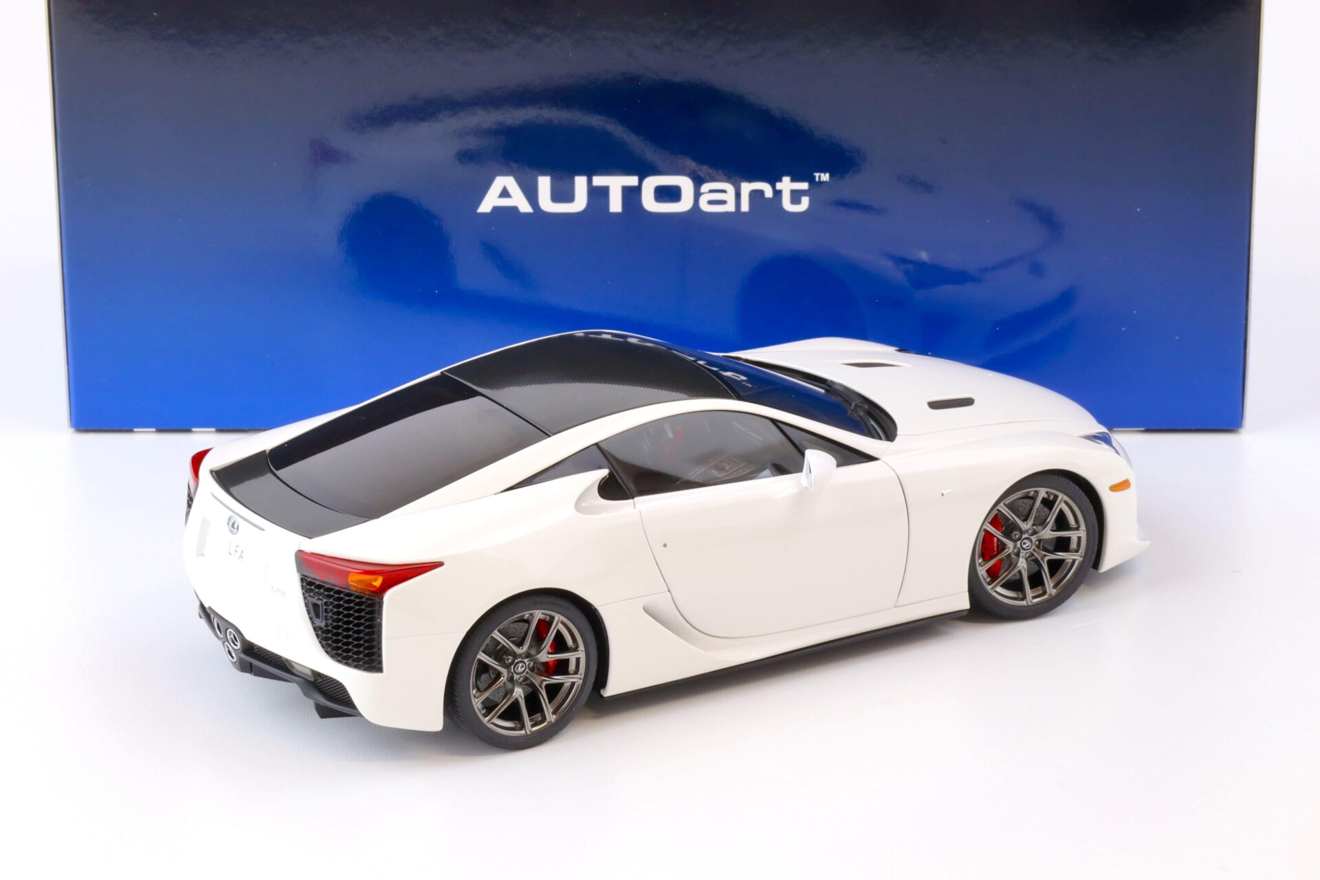 1:18 AUTOart Lexus LFA 2010 whitest white/ Carbon black roof 78851