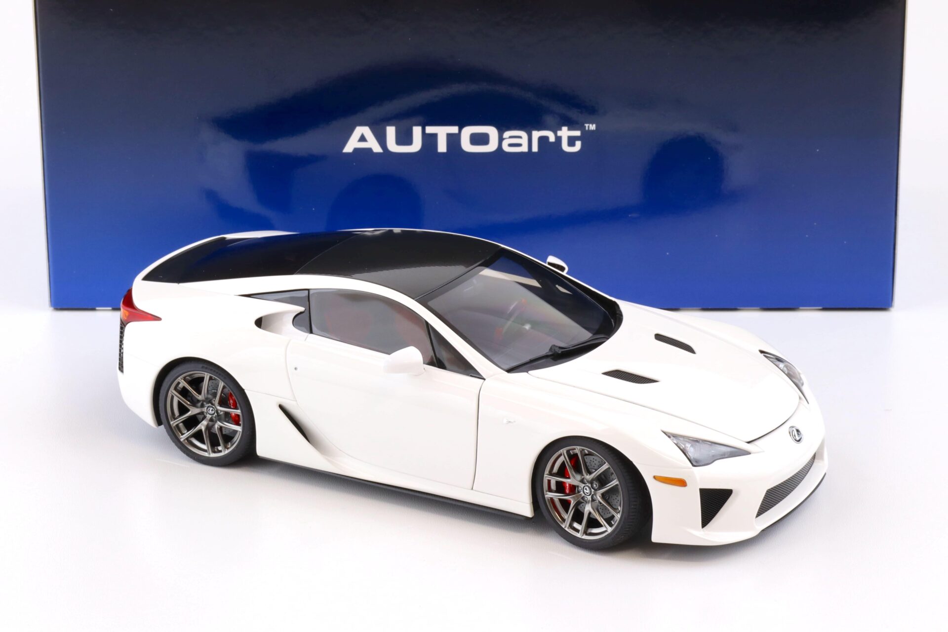 1:18 AUTOart Lexus LFA 2010 whitest white/ Carbon black roof 78851