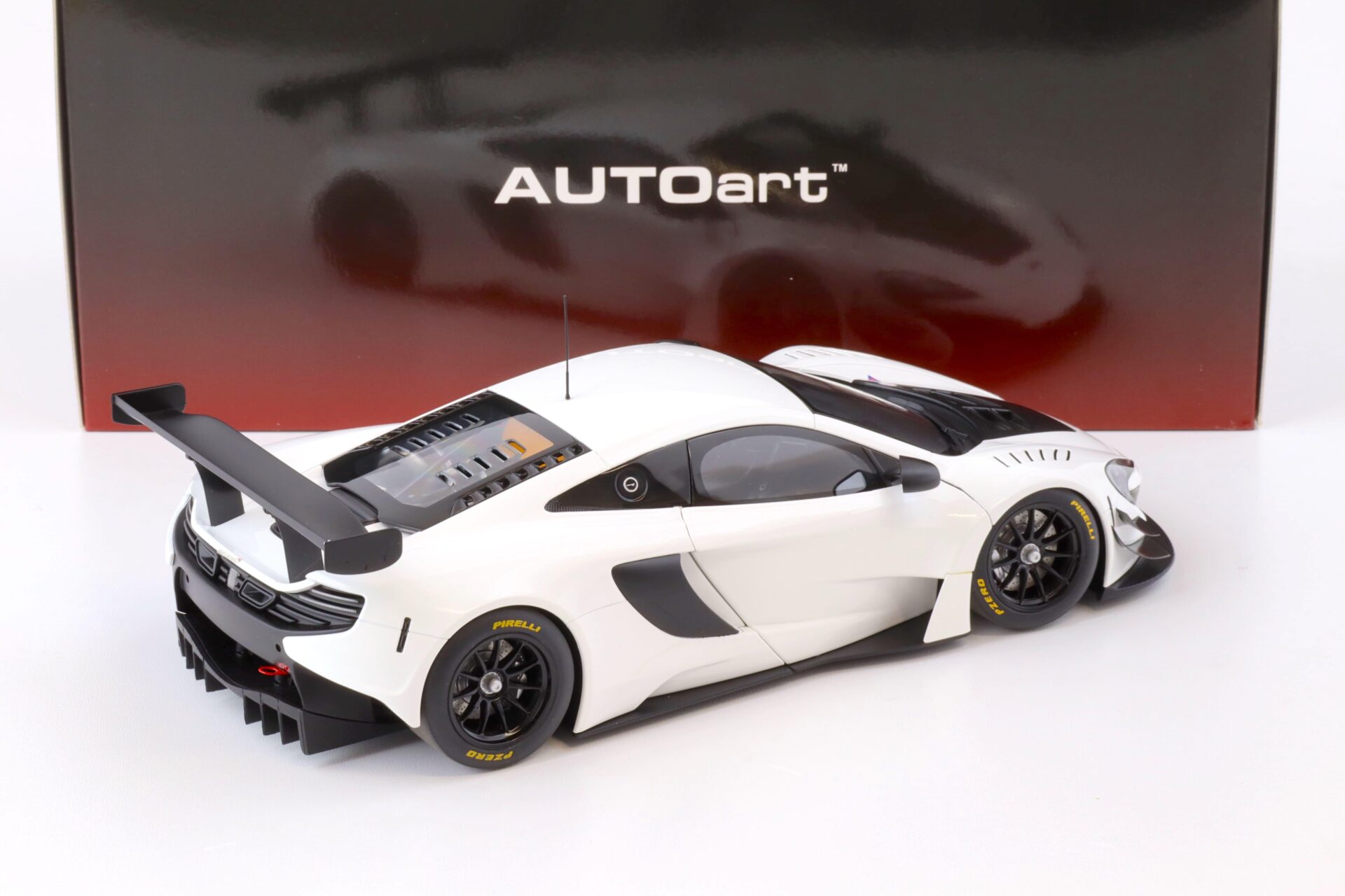 1:18 AUTOart McLAREN 650S GT3 2017 white/ black accents 81640