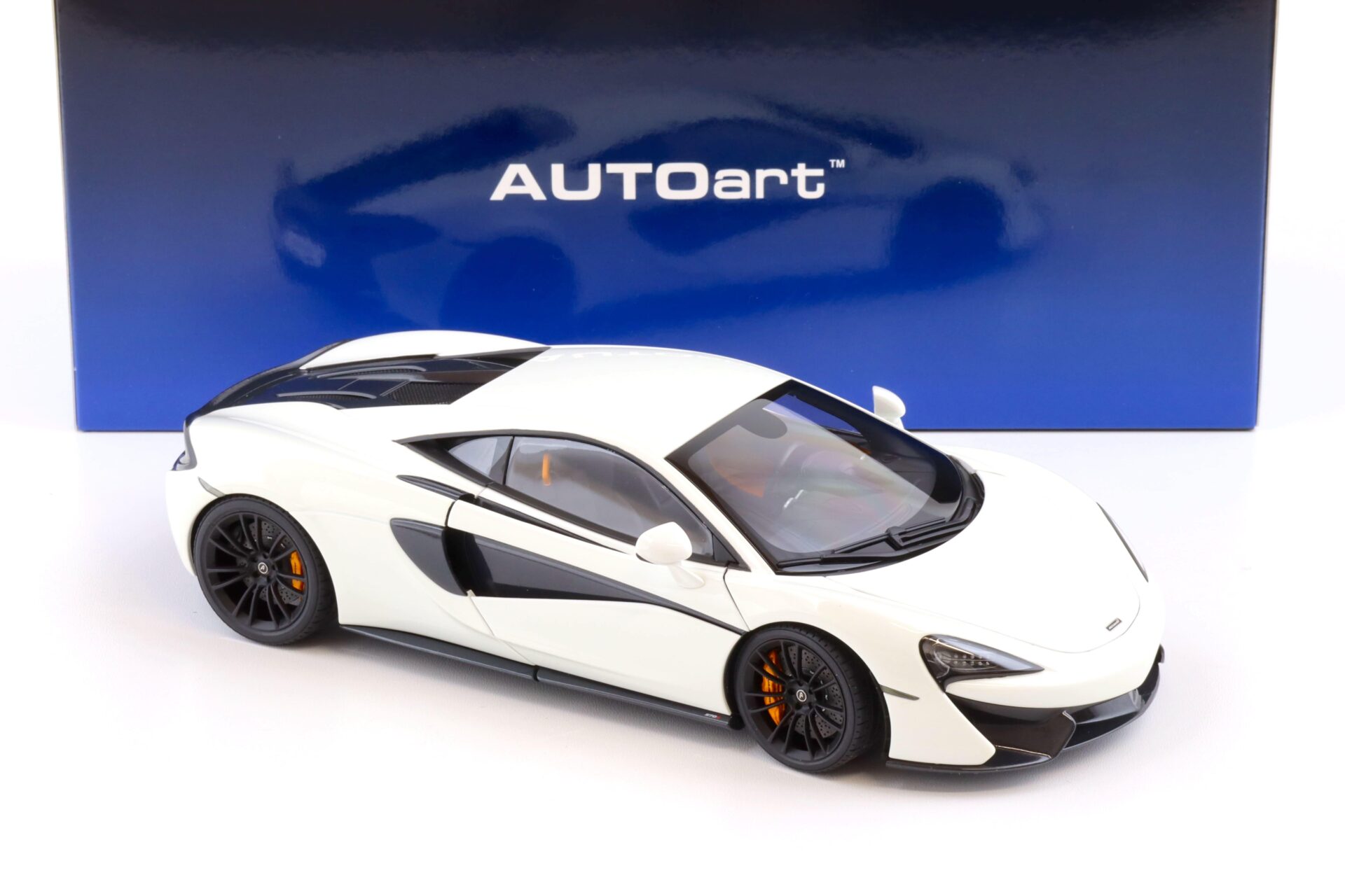 1:18 AUTOart McLaren 570S Coupe 2016 white/ black accents 76041