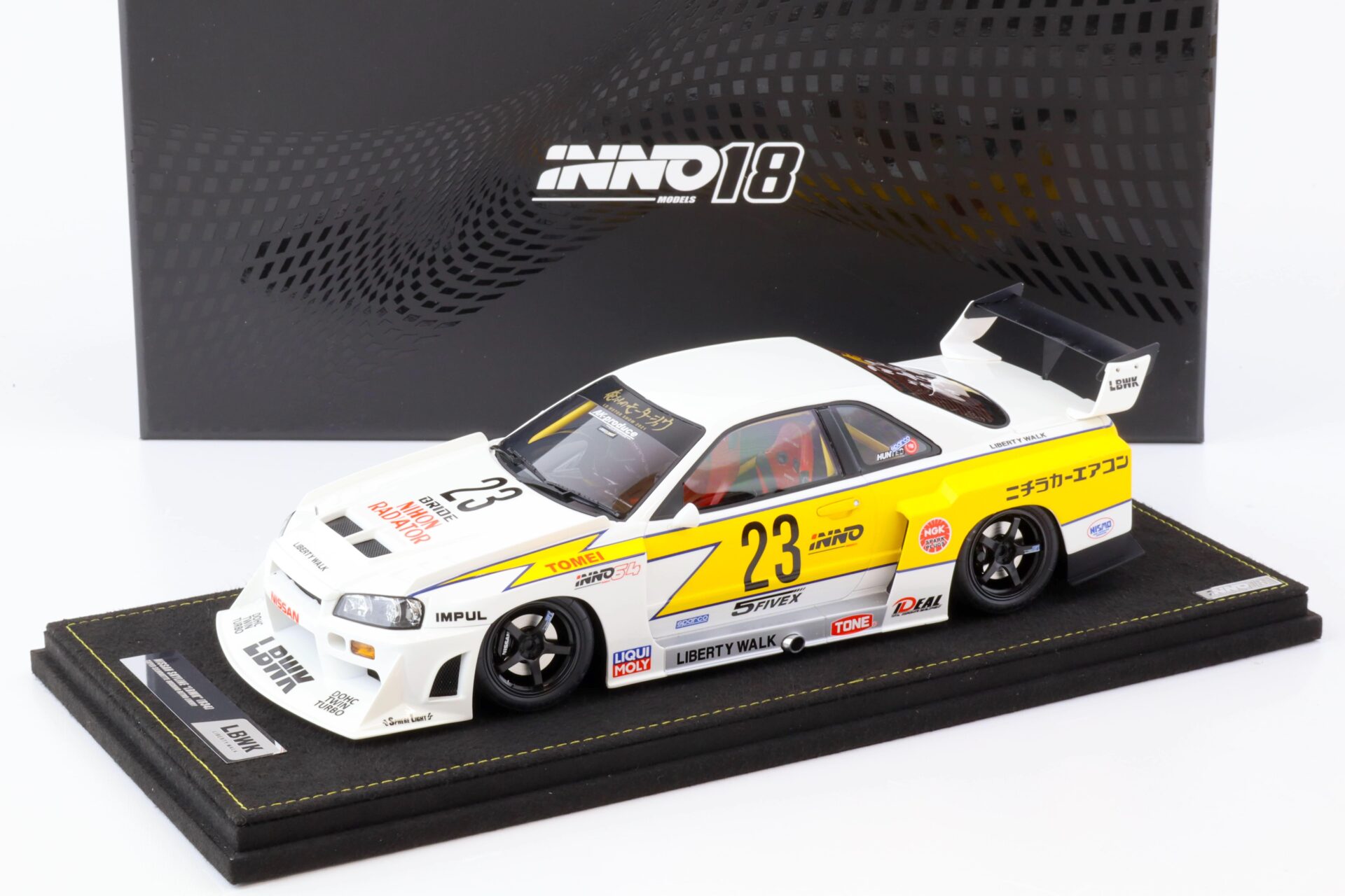 1:18 INNO Models Nissan Skyline GT-R (R34) LBWK Super Silhouette Hoshino #23 white/yellow