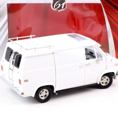 1:18 Highway61 Chevrolet G-Series VAN 1976 white with Ladder roof rack