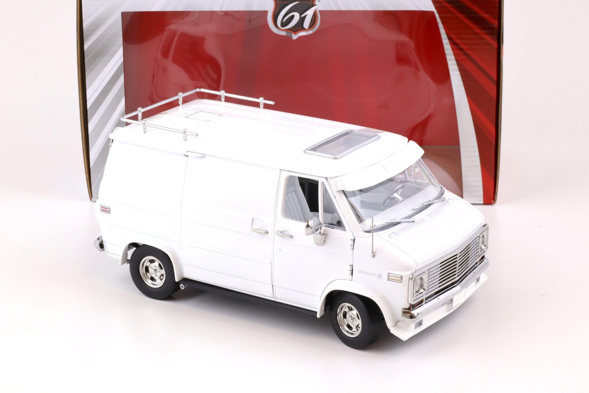 1:18 Highway61 Chevrolet G-Series VAN 1976 white with Ladder roof rack