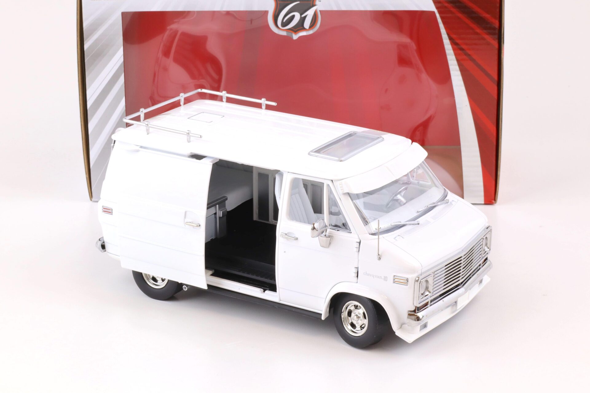 1:18 Highway61 Chevrolet G-Series VAN 1976 white with Ladder roof rack