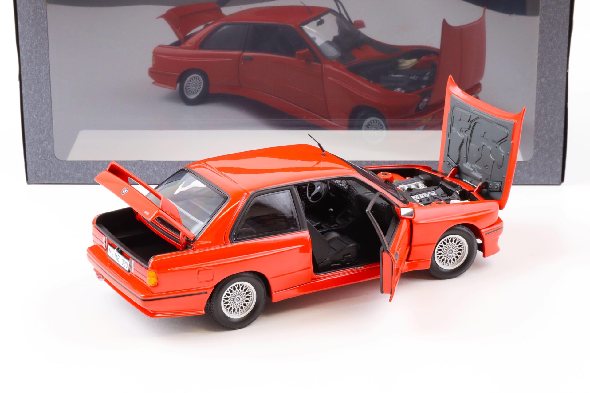 1:18 Minichamps BMW M3 E30 Coupe 1987 red DEALER VERSION