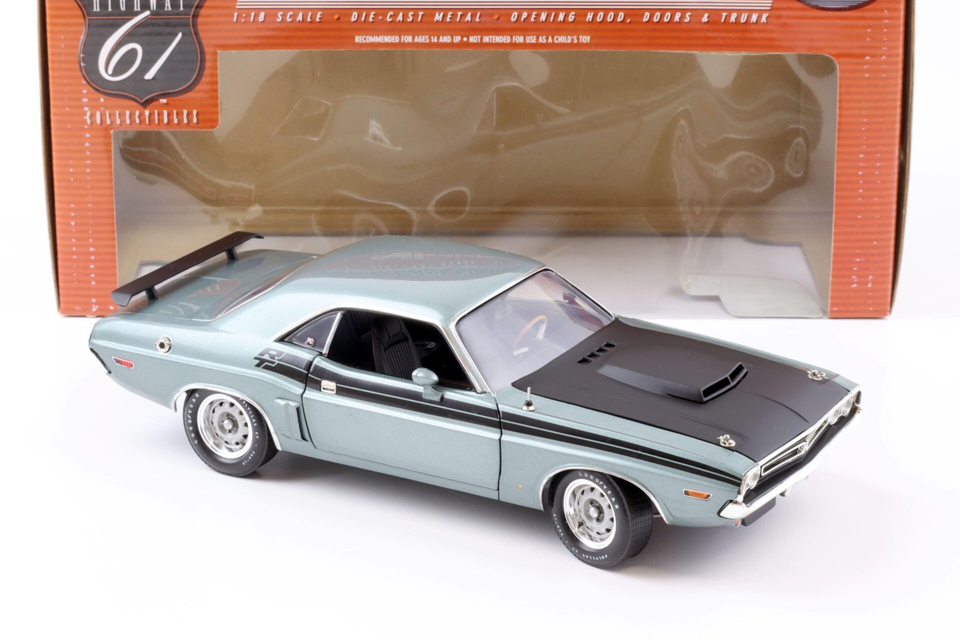 1:18 Highway61 Dodge Challenger RT Coupe 1971 light grey/blue 50471