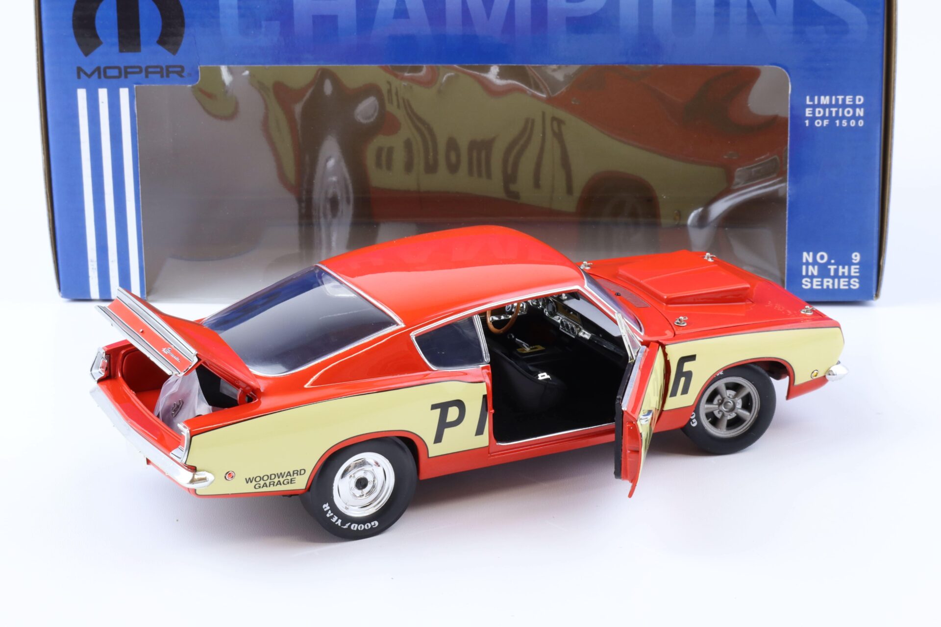 1:18 Highway61 1968 Plymouth Barracuda Hemi MULE CAR red/ beige